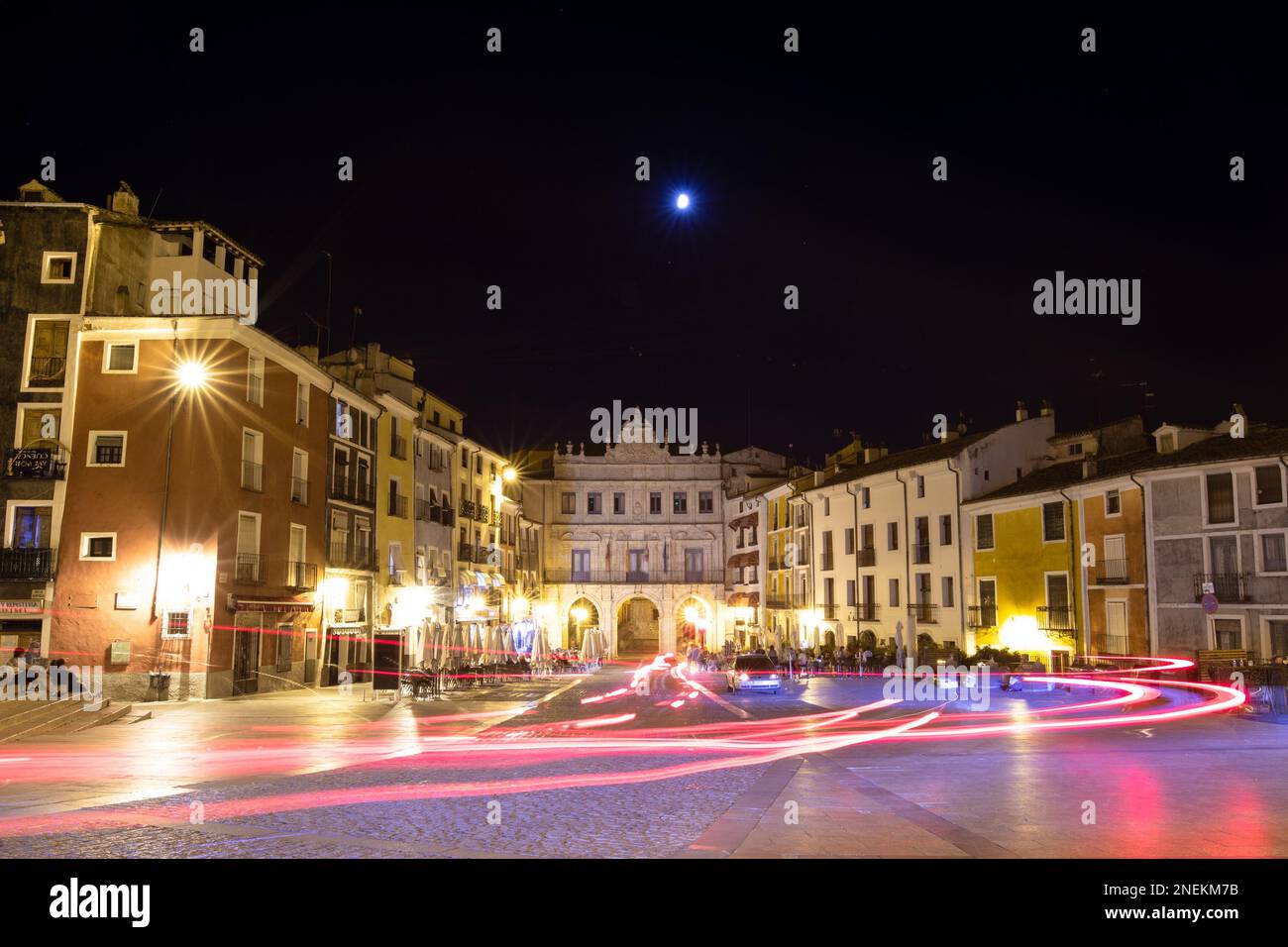 Plaza Mayor de nuit dans la petite ville de Cuenca - Castilla–la Mancha, Espagne Banque D'Images
