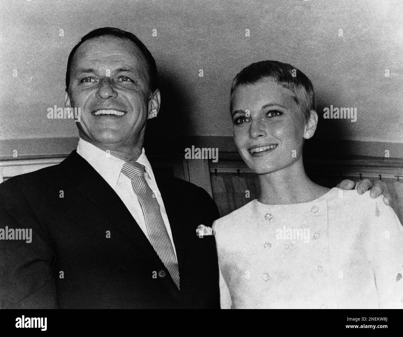 Frank Sinatra and Mia Farrow smiles fondly outside the Sands Hotel suite where they were married on July 19, 1966 in Las Vegas, Nevada. (AP Photo) Banque D'Images