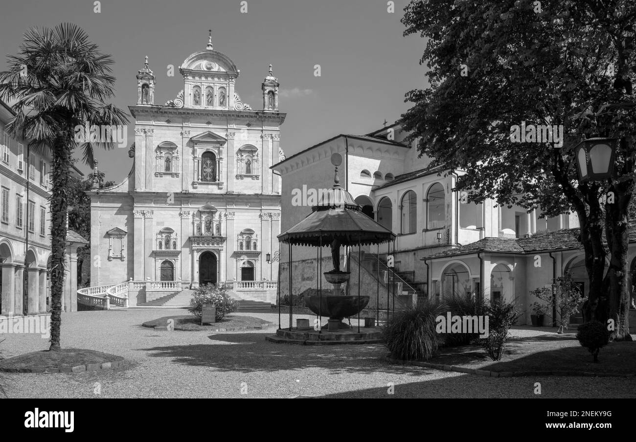 Varallo - le complexe de l'église Basilica del Sacro Monte avec l'atrium. Banque D'Images