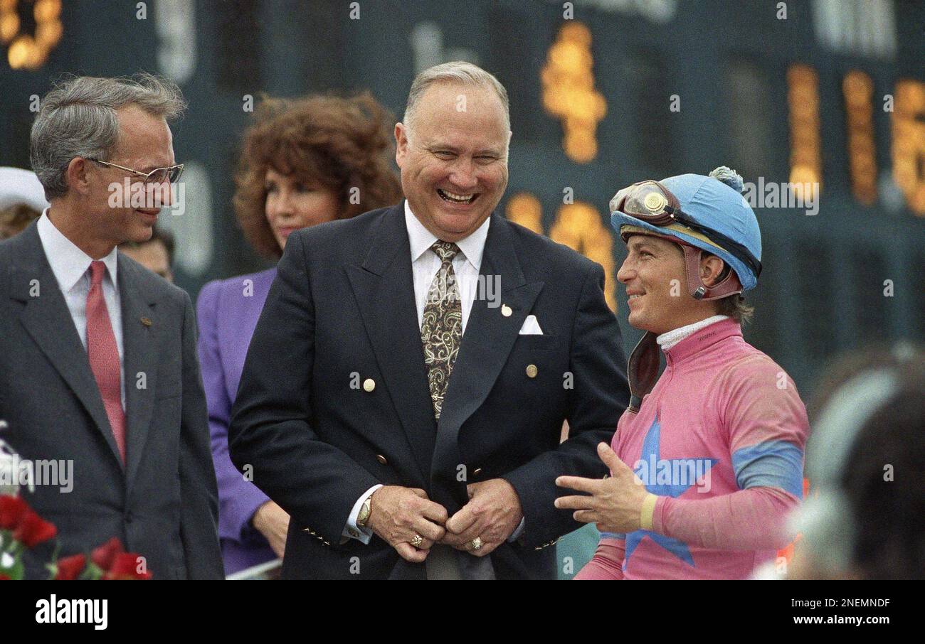 General Norman Schwarzkopf and winning jockey Chris Antley talk in the winners circle on Saturday, May 4, 1991 after Antley guided Strike the Gold to victory in the Kentucky Derby. (AP Photo/Al Behrman) Banque D'Images