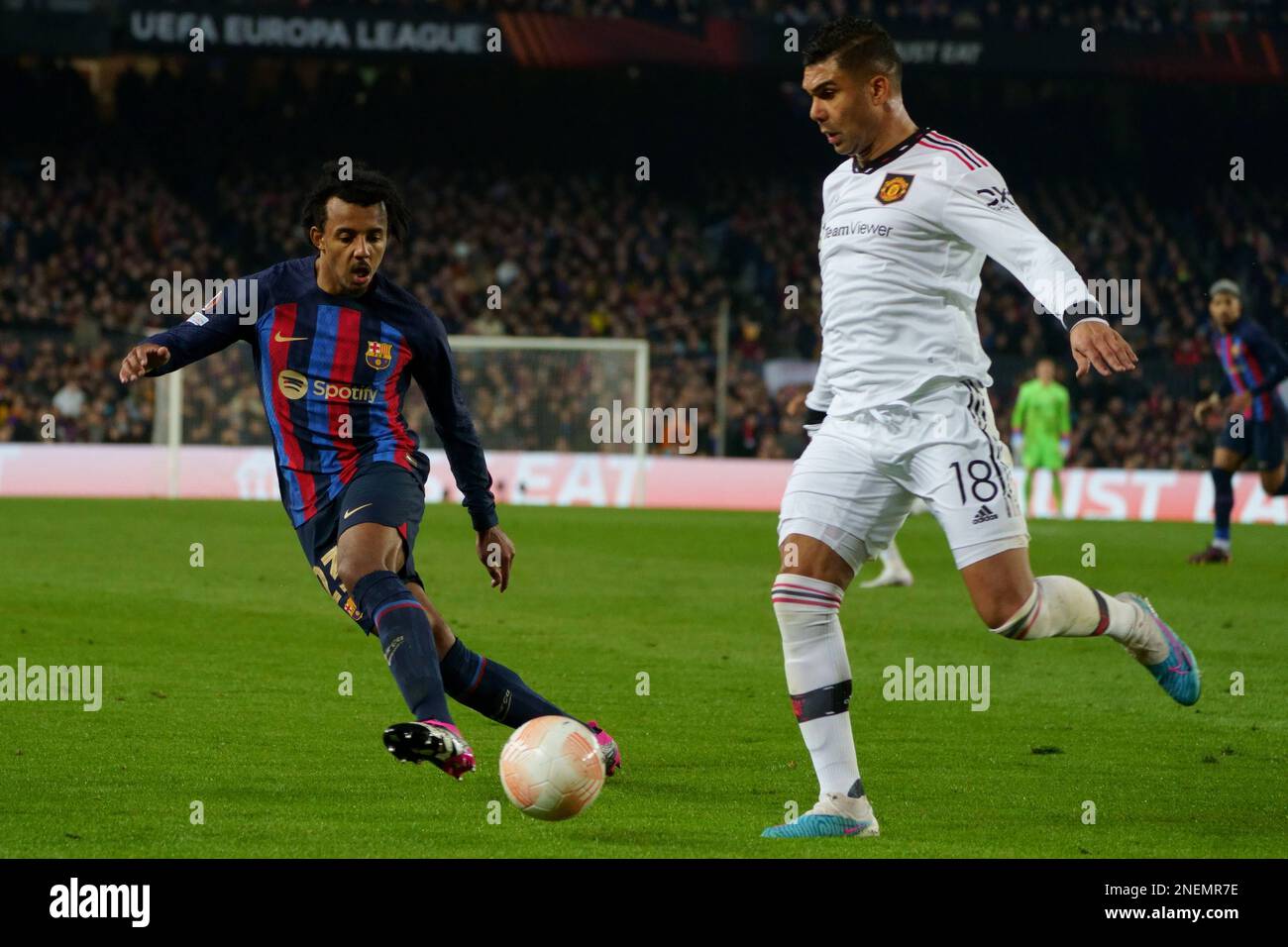 16th février 2023; Nouc Camp, Barcelone, Espagne: UEFA Europa League Play-off, 1st leg, FC Barcelona v Man United à Spotify Camp Nou; Casemiro croise dans la boîte après Kound&#xe9; de Barca Banque D'Images