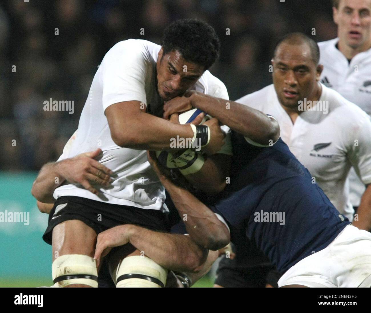 New Zealand's Jerome Kaino, right, vies for the ball with France's captain Thierry Dusautoir during their international rugby union match at the Velodrome Stadium in Marseille, southern France, Saturday, Nov. 28, 2009. (AP Photo/Claude Paris) Banque D'Images