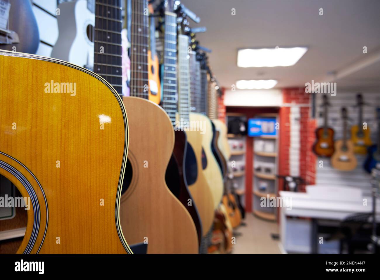 Différentes guitares acoustiques à six cordes dans un magasin de musique Banque D'Images