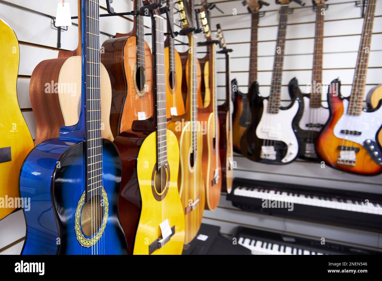 Plusieurs guitares acoustiques à six cordes dans un magasin de musique Banque D'Images