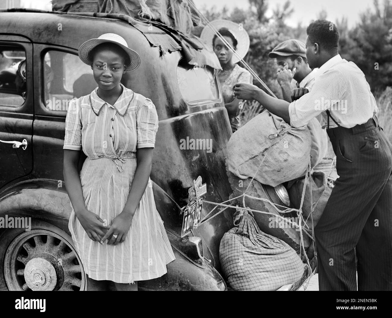 Groupe de migrants de Floride sur leur chemin à Cranberry, New Jersey, pour cueillir des pommes de terre, près de Shawboro, Caroline du Nord, États-Unis, Jack Delano, États-Unis Administration de la sécurité agricole, juillet 1940 Banque D'Images