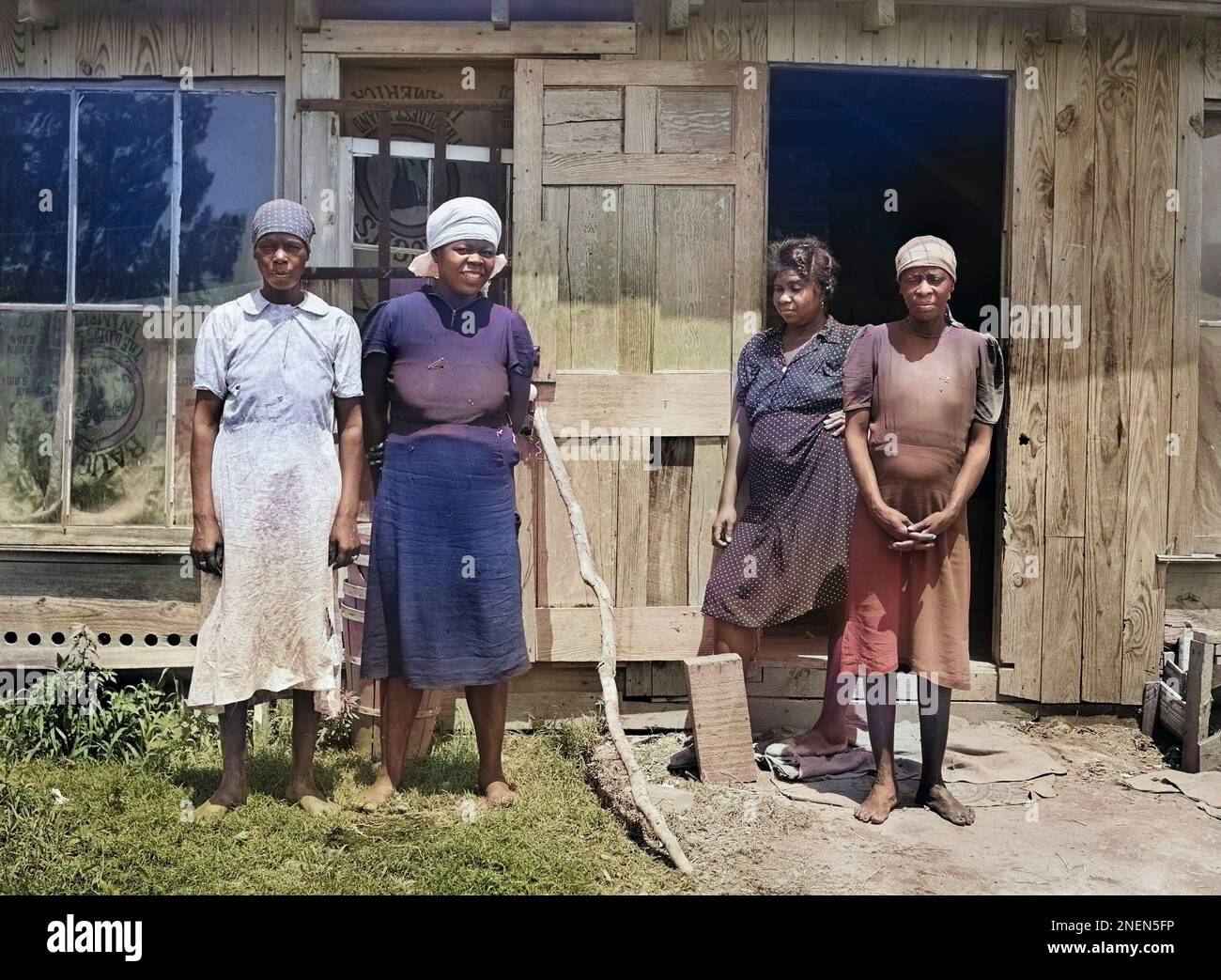 Quatre travailleurs agricoles migrateurs de la Floride à l'extérieur de leur cabane dans le champ de pommes de terre près de Belcross, Caroline du Nord, États-Unis, Jack Delano, États-Unis Administration de la sécurité agricole, juillet 1940 Banque D'Images
