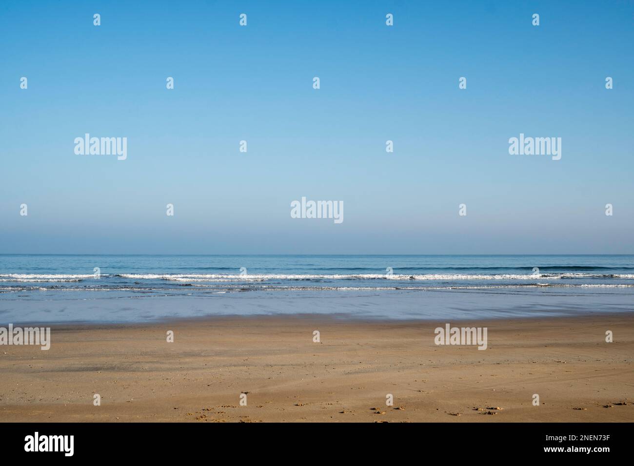 Un paysage marin vide au nord de Bamburgh, Northumberland, Angleterre, Royaume-Uni Banque D'Images