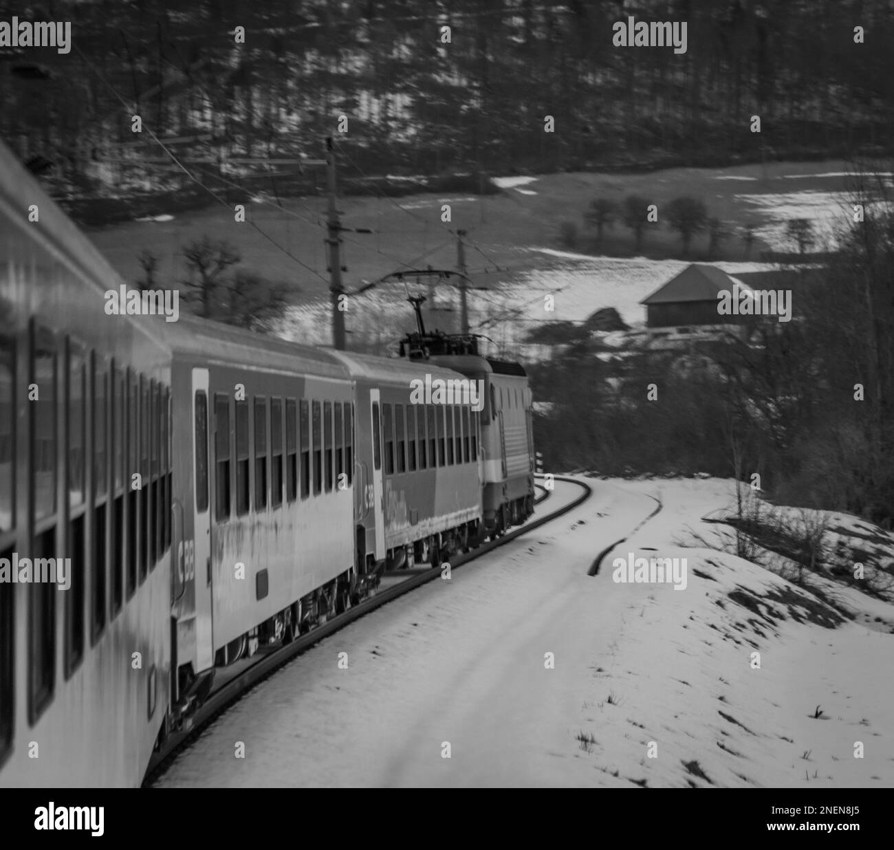 Autriche trains de voyageurs rapides rouges à la gare 02 10 2023 de Micheldorf Banque D'Images