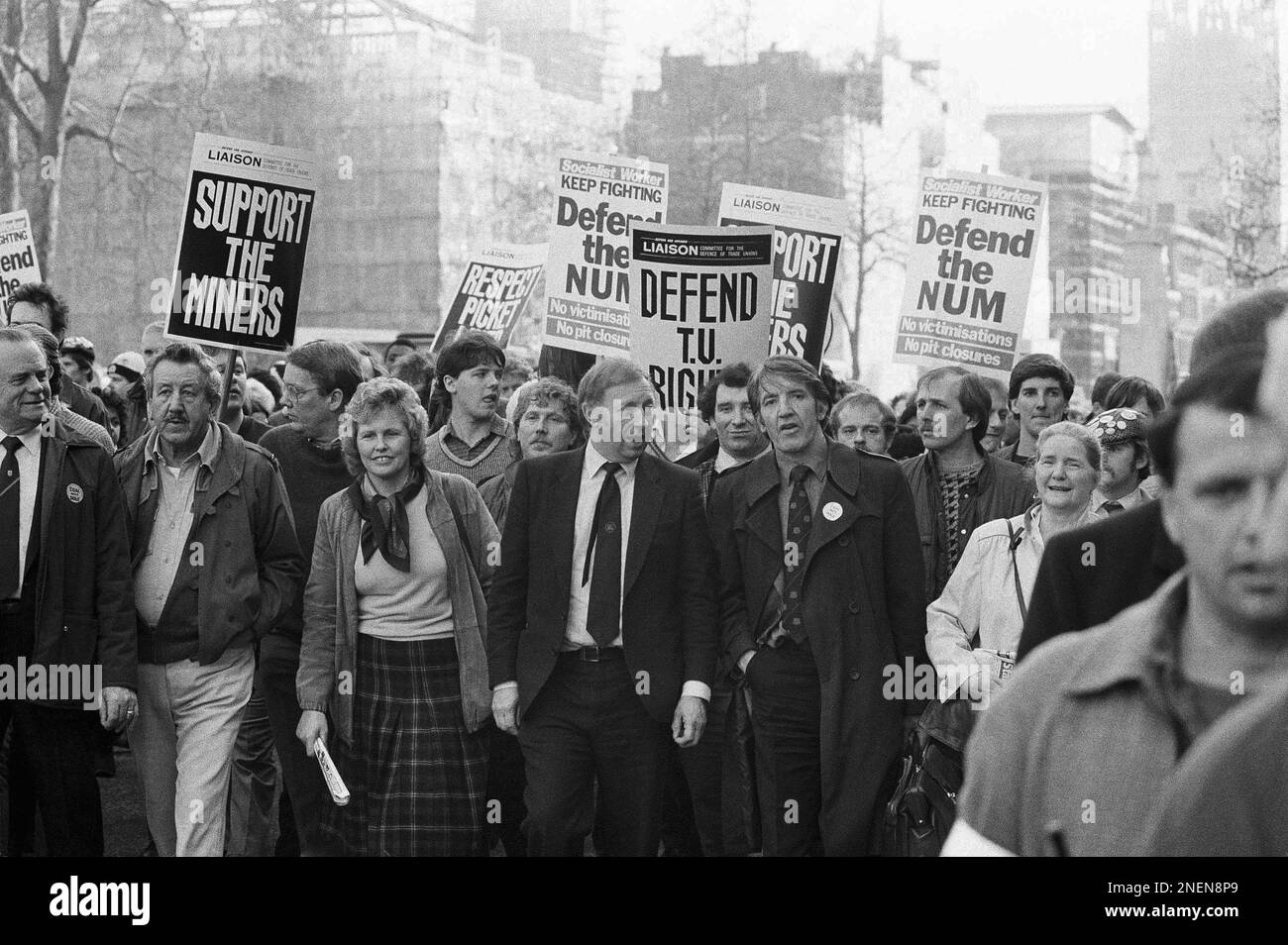 President of Britain?s National Union of Mineworkers Arthur Scargill, center, with his wife Anne, left, and opposition Labour Party MP Ted Skinner (right) at the head of a miners? rally in London, Sunday, Feb. 24, 1985. Union leaders estimated 80,000 people joined the march through London. (AP Photo/Redman) Banque D'Images