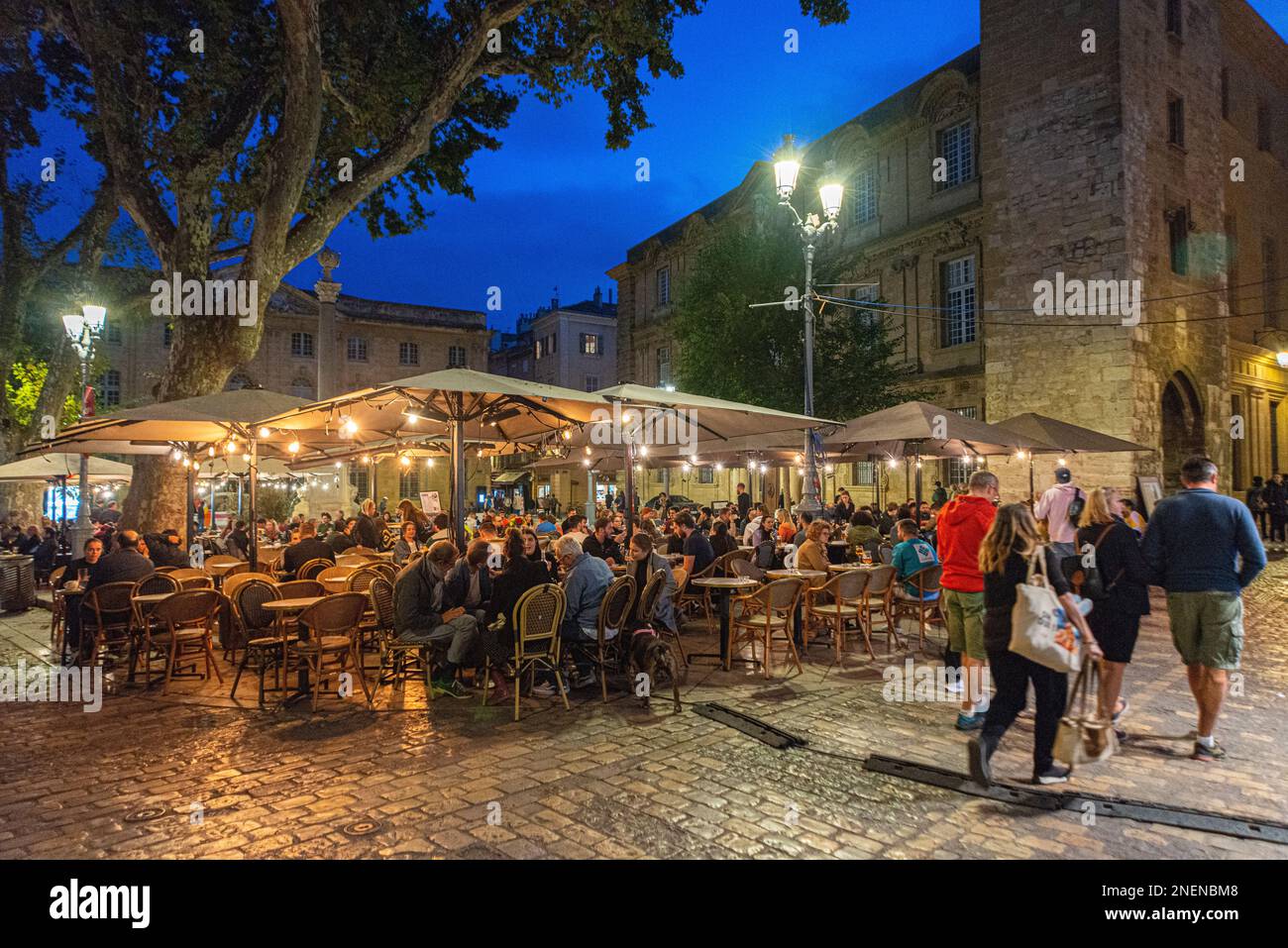 Café extérieur à aux-en-Provence, France la nuit. Banque D'Images