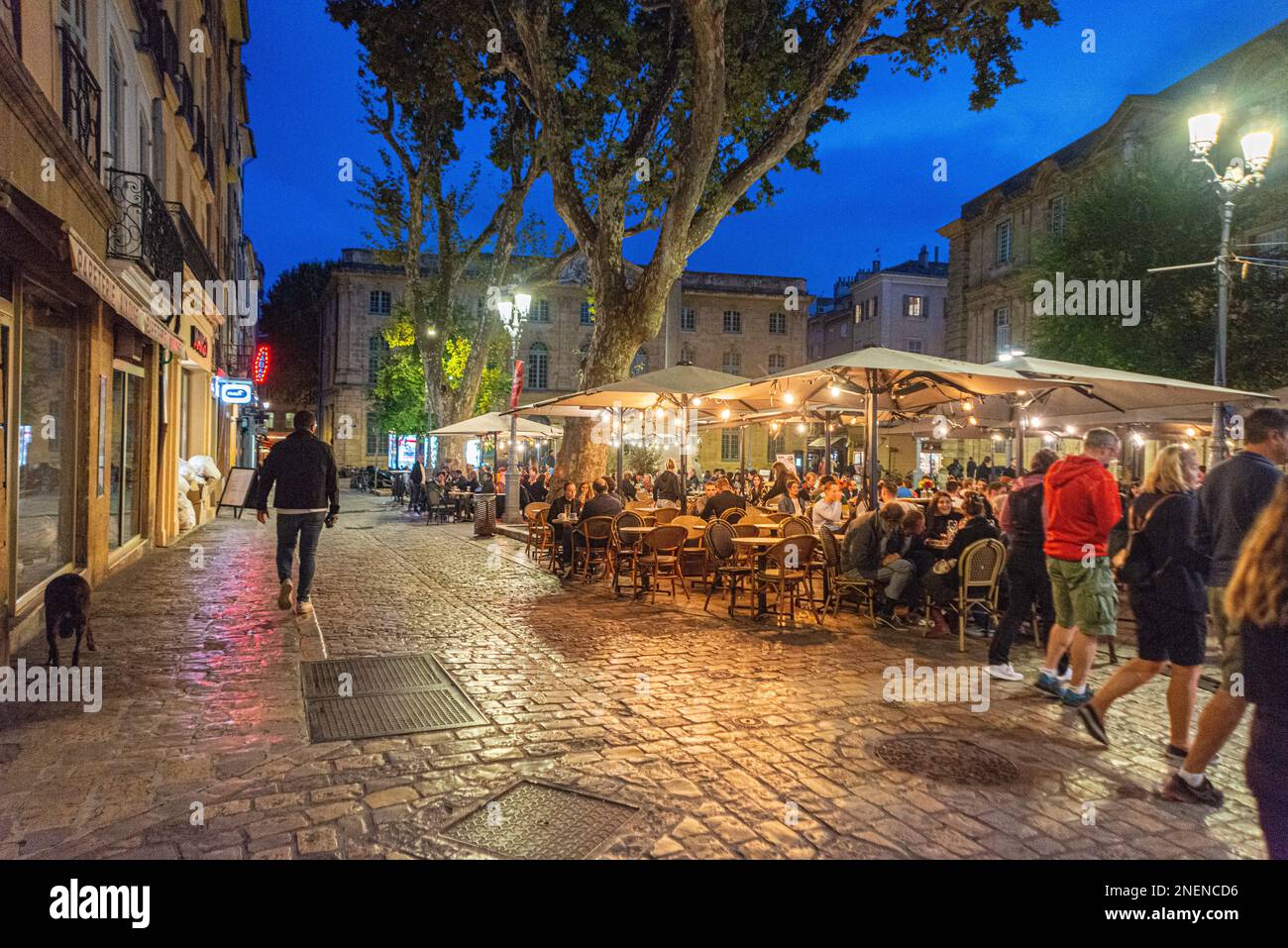 Café extérieur à aux-en-Provence, France la nuit. Banque D'Images