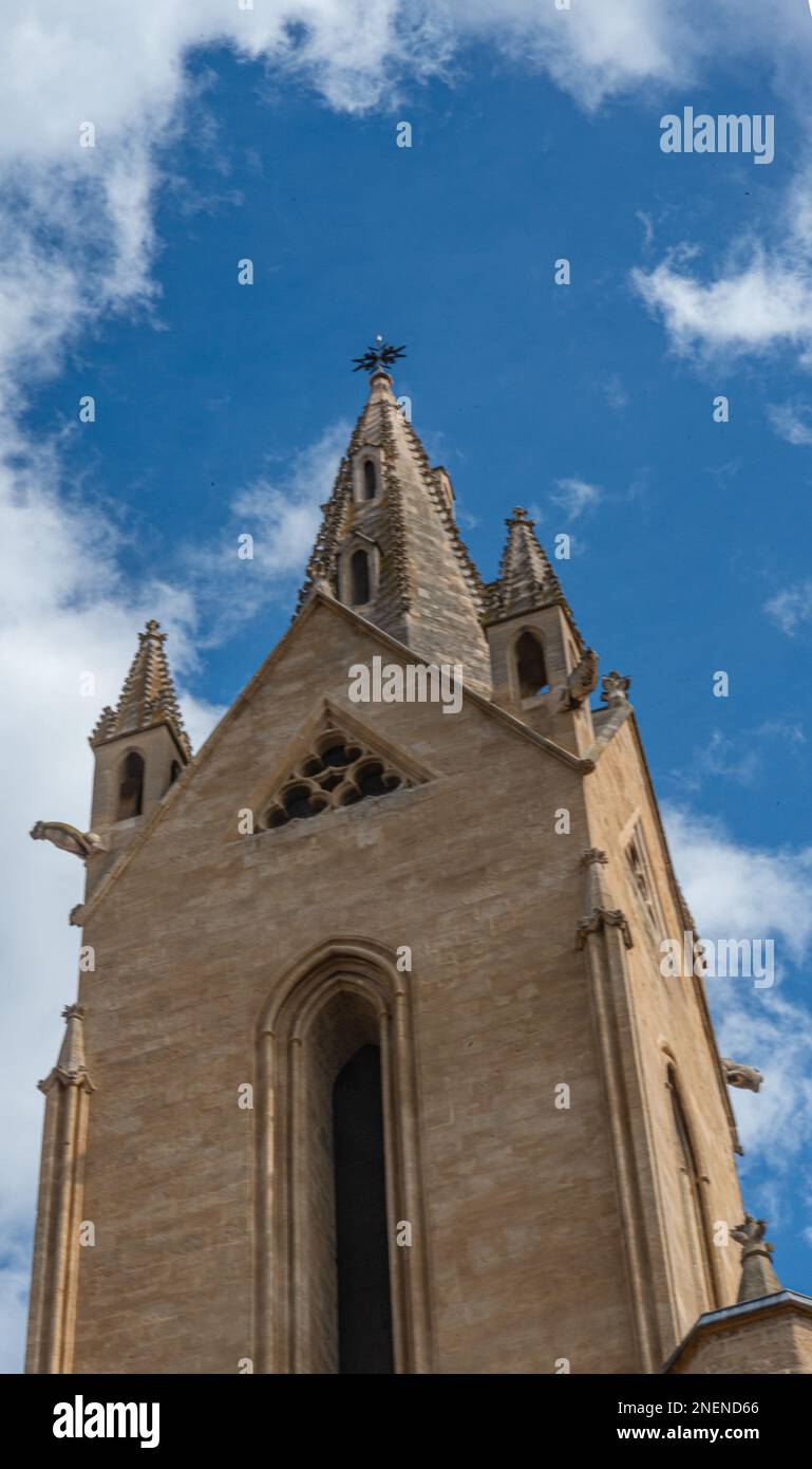 Tour d'église aux-en-Provence, France avec ciel bleu et nuages Banque D'Images