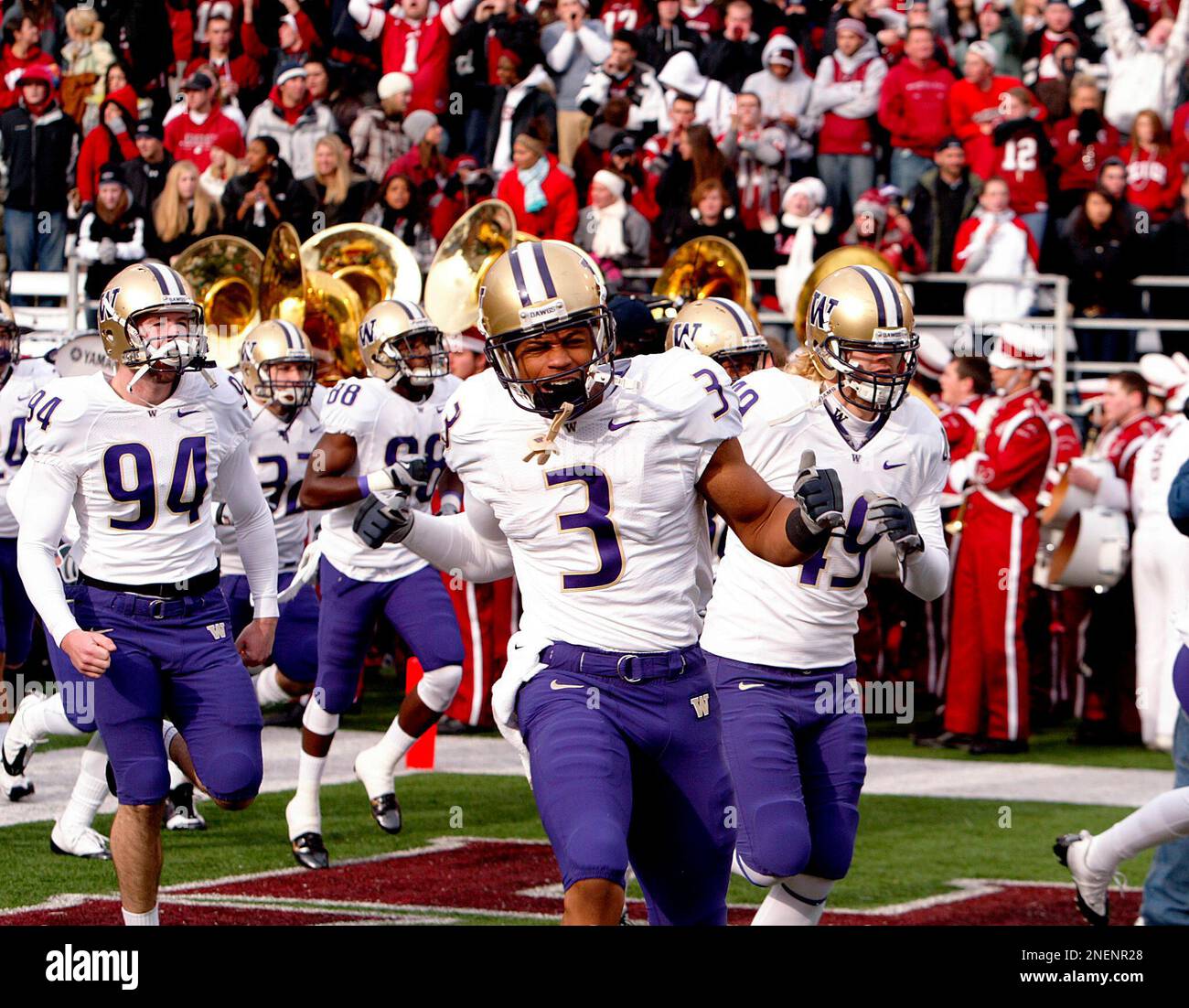 AP FILE - Washington wide receiver Alvin Logan (3) fires up as he enters Martin Stadium for the start of the an NCAA college football game against Washington State Saturday, Nov. 22, 2008 at Martin Stadium in Pullman, Wash. Washington State won the Apple Cup 16-13 in double overtime. (AP Photo/Dean Hare) Banque D'Images