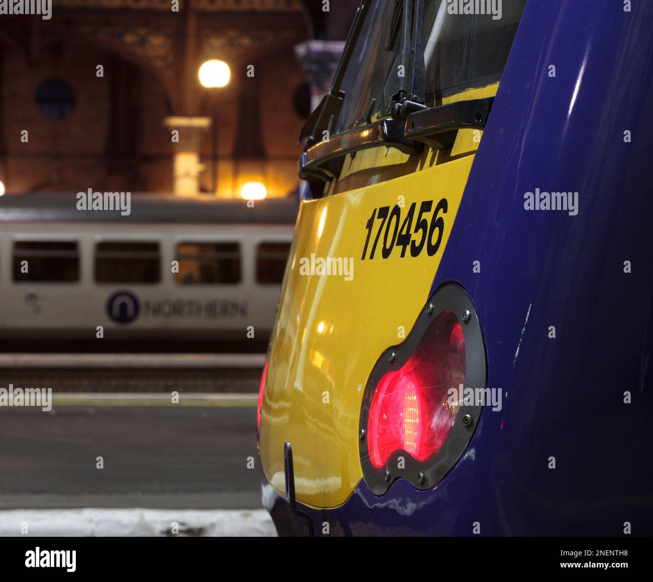 Northern Rail classe 170 et classe 155 à la gare de York qui ne va nulle part pendant une grève des signaleurs RMT en janvier 2023, logo Northern Rail. Banque D'Images