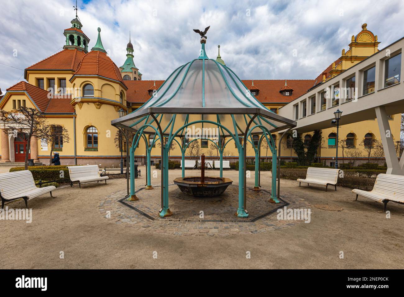 Sopot, Pologne - avril 2022 : petite fontaine de guérison Zdroj de St. Wojciech sous un petit arbre Banque D'Images