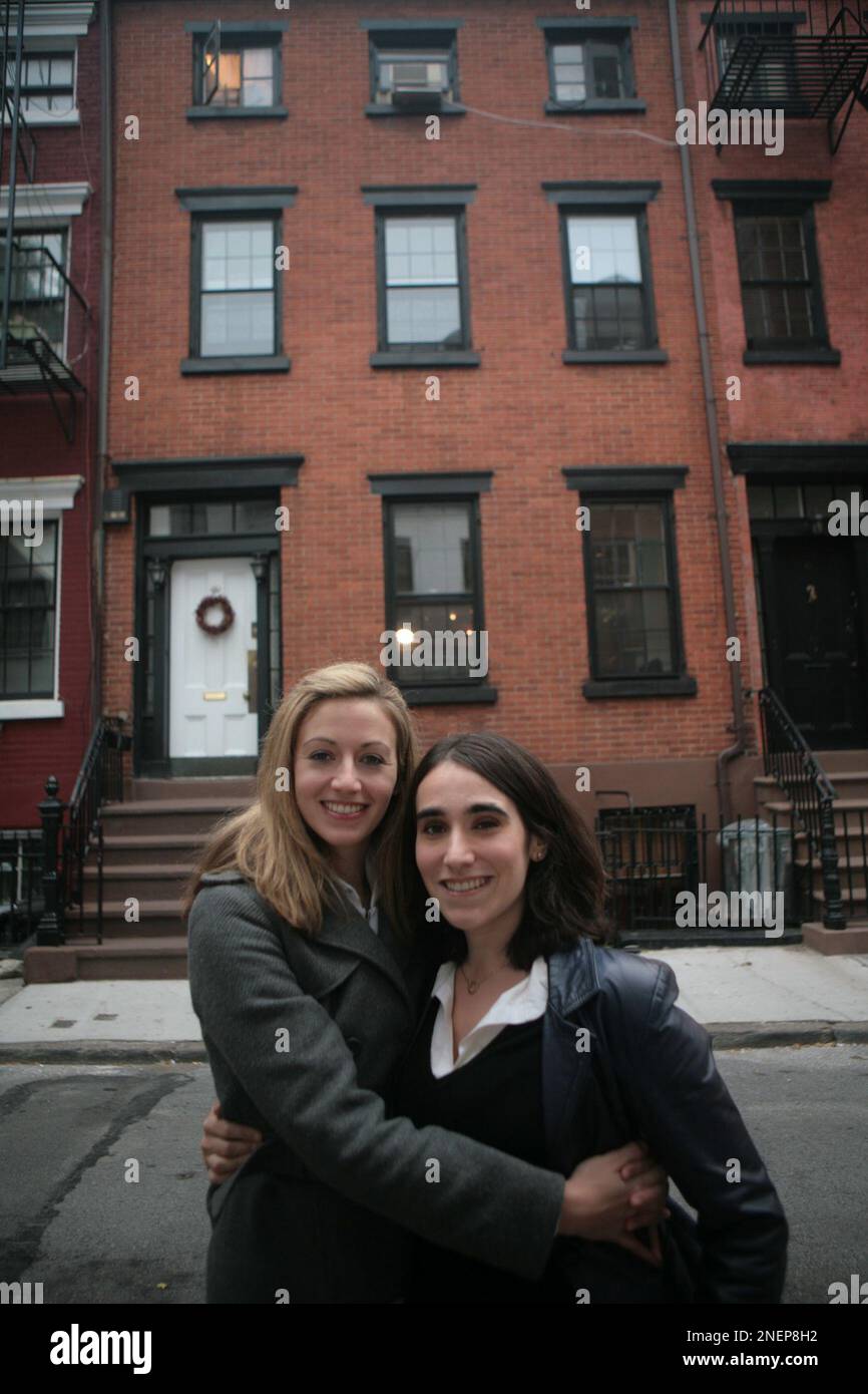 Emily, left, and Sarah Kunstler pose outside the house where they grew up with there father, Civil Rights attorney William Kuntsler, in Greenwich Village, New York, Tuesday Nov. 10, 2009. The sisters acclaimed documentary film about their father, "William Kunstler: Disturbing the Universe," will premiere in New York on Nov. 13 and and select cities nationwide. (AP Photo/Bebeto Matthews) Banque D'Images