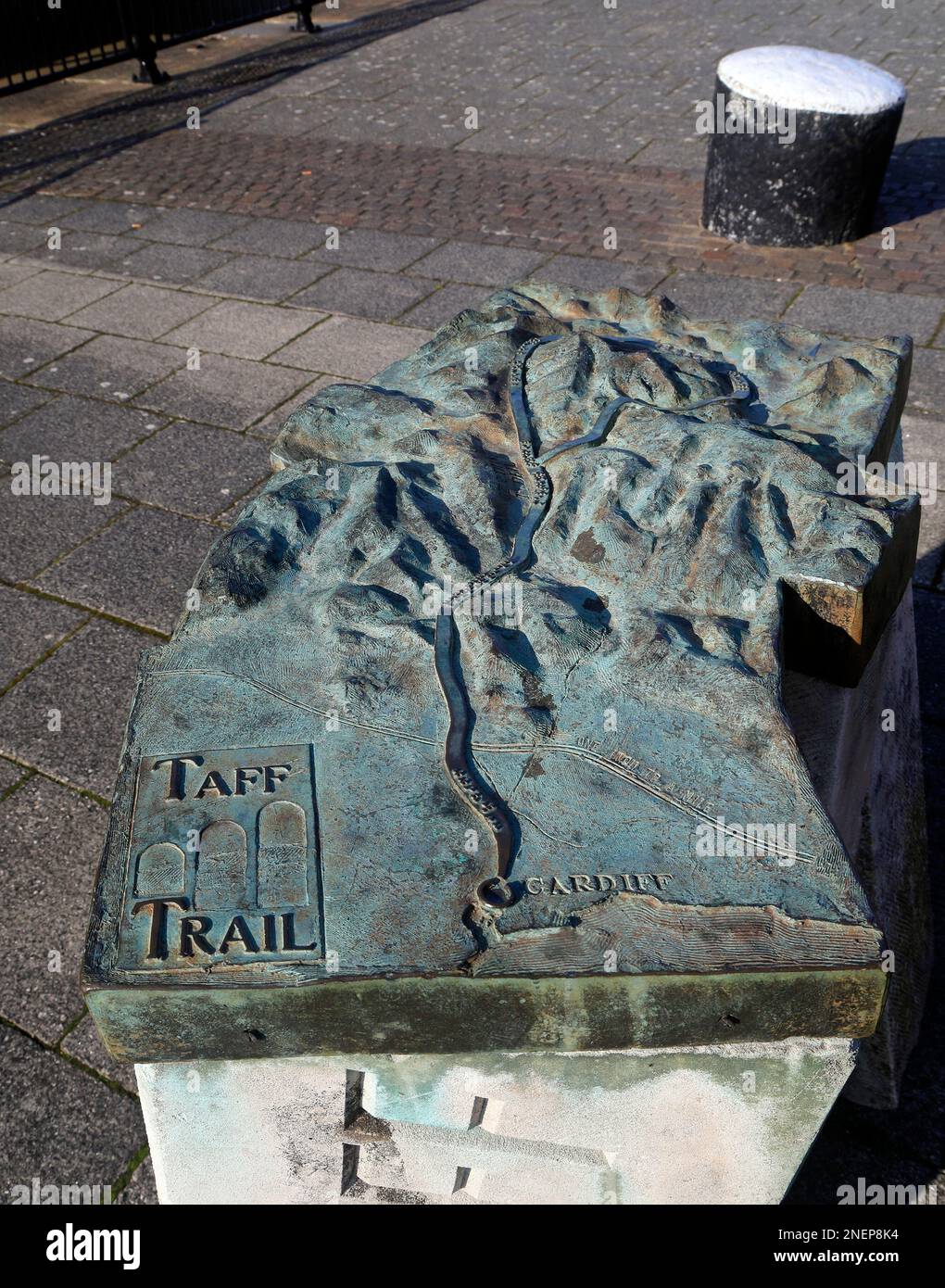 Carte de relief tactile et sensoriel de Taff Trail en bronze. Installation, baie de Cardiff. Prise en février 2023. Hiver. cym Banque D'Images
