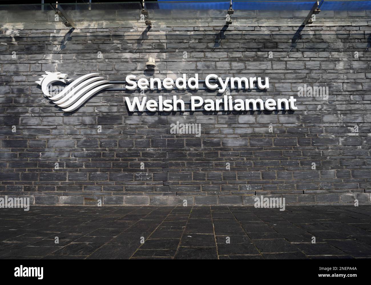 Senedd Cymru / panneau du Parlement gallois devant le bâtiment Senedd, baie de Cardiff. Prise en février 2023. Banque D'Images