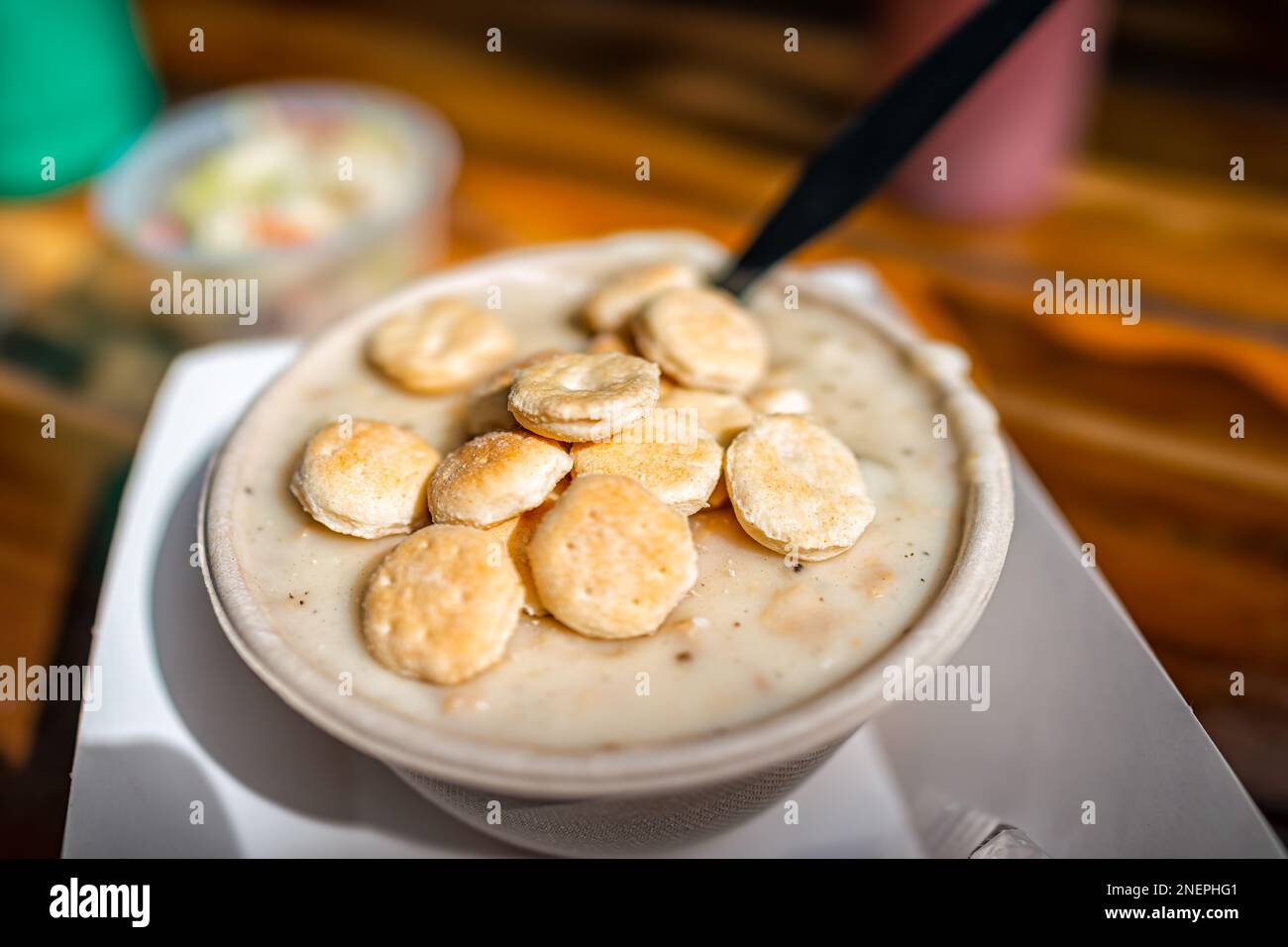 Assiette à soupe de fruits de mer crémeuse aux palourdes au restaurant Shack, servant de repas traditionnel de la Nouvelle-Angleterre avec des crackers aux huîtres et du coleslaw Banque D'Images