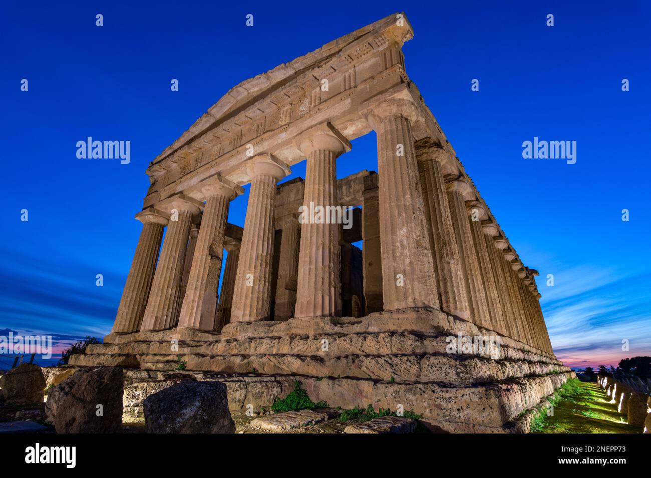 Temple Concord au crépuscule. Vallée des temples, Sicile Banque D'Images