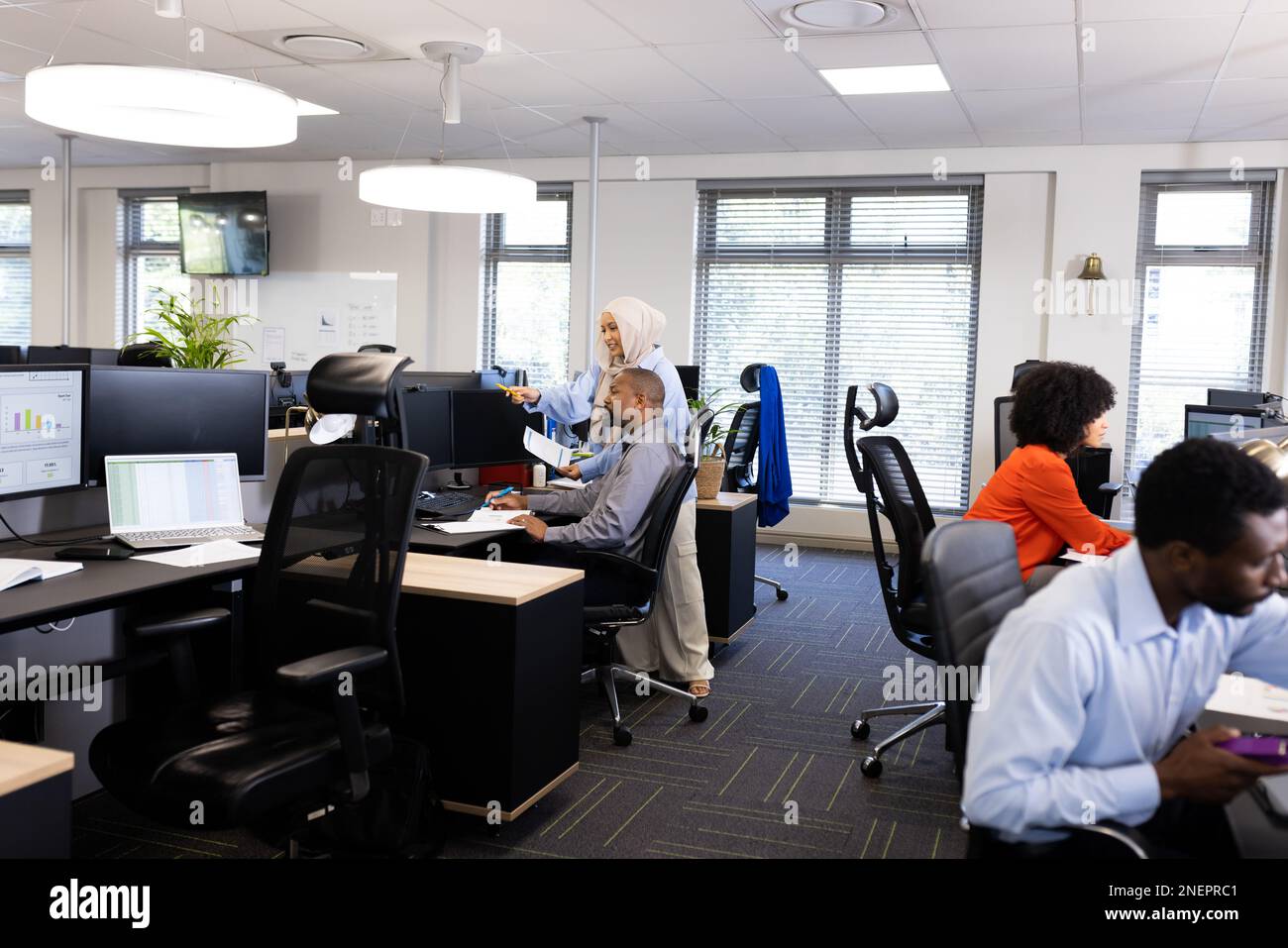 Divers hommes et femmes d'affaires travaillant dans un bureau avec un espace ouvert Banque D'Images