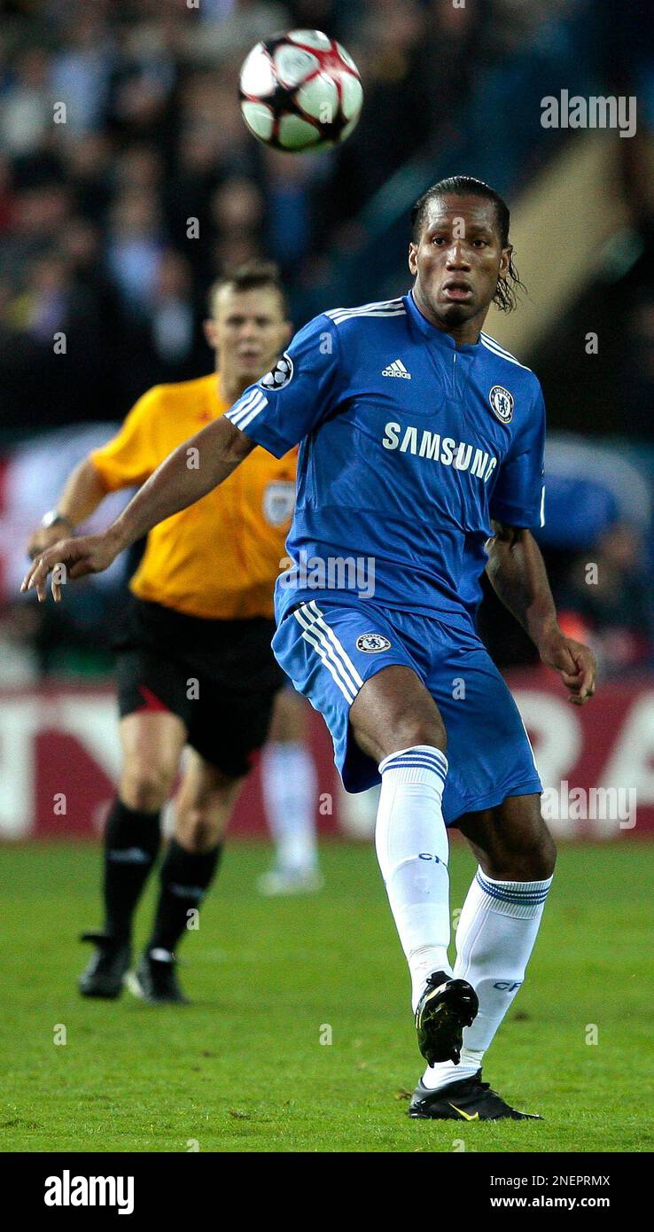 Chelsea's Didier Drogba from Ivory Coast during his soccer match in the UEFA Champions League against Atletico de Madrid at the Vicente Calderon stadium in Madrid on Tuesday, Nov. 3, 2009. (AP Photo/Arturo Rodriguez) Banque D'Images