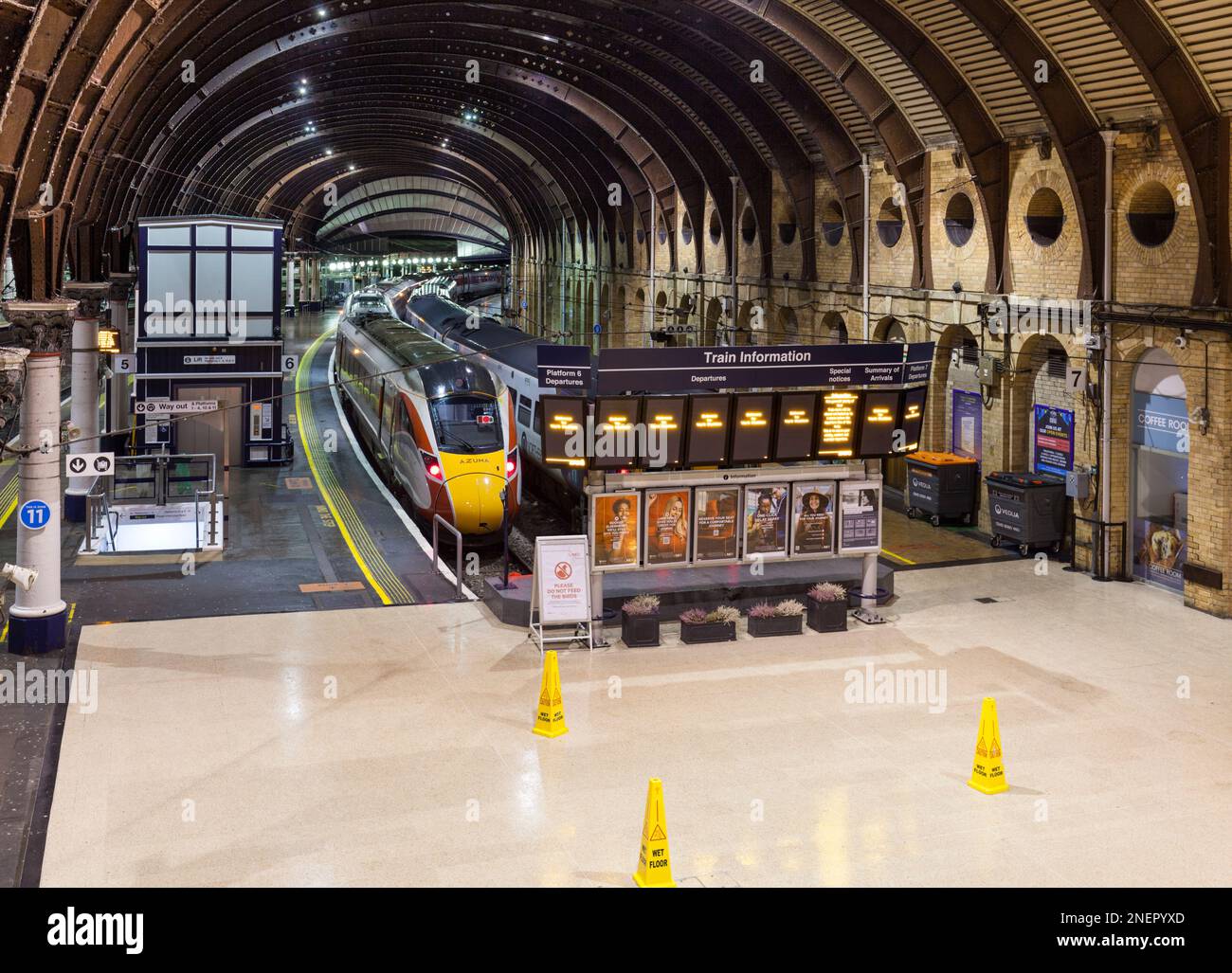 03/01/2023 gare de York, le LNER Azuma venait d'arriver avec le dernier train de la journée à 1823, le jour d'une grève ferroviaire de la RMT Banque D'Images