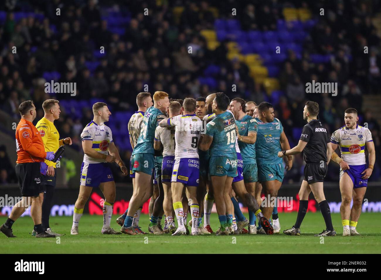 Warrington, Royaume-Uni. 16th févr. 2023. Les deux jeux de joueurs viennent à coups pendant le Betfred Super League Round 1 Match Warrington Wolves vs Leeds Rhinos au Halliwell Jones Stadium, Warrington, Royaume-Uni, 16th février 2023 (photo de Gareth Evans/News Images) à Warrington, Royaume-Uni le 2/16/2023. (Photo de Gareth Evans/News Images/Sipa USA) Credit: SIPA USA/Alay Live News Banque D'Images