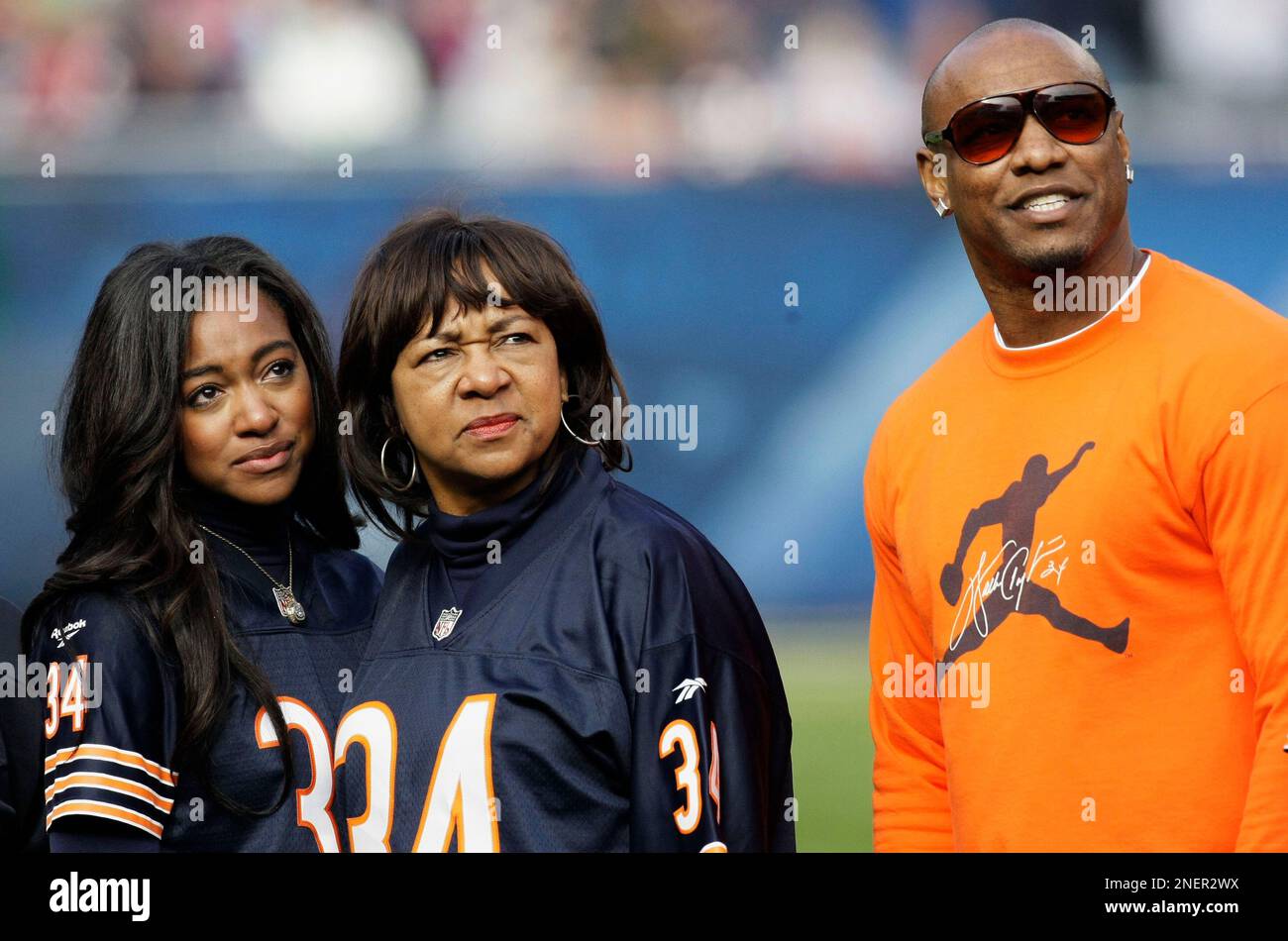 Connie Payton, center, wife of former Chicago Bears great Walter Payton, her son, Jarrett Payton, and daughter, Brittney Payton, look on during a halftime dedication to their husband and father during an NFL football game between the Bears and Cleveland Browns in Chicago, Sunday, Nov. 1, 2009. The game was dedicated to Payton on the 10th anniversary of his death from liver disease. (AP Photo/Charles Rex Arbogast) Banque D'Images