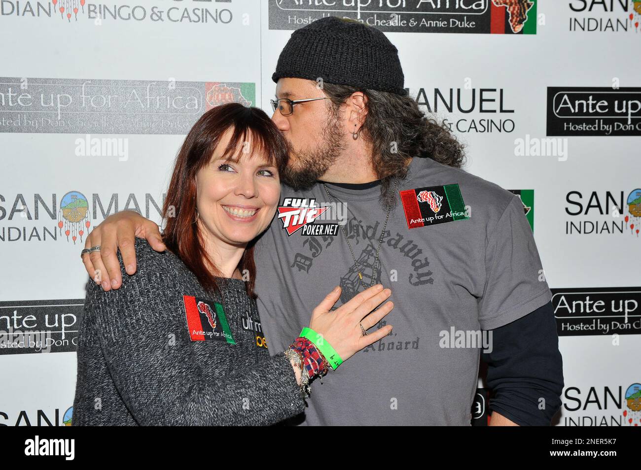 Professional Poker Players Annie Duke and Joe Reitman attends the 2nd Annual Ante Up for Africa poker tournament to benefit Darfur at San Manuel Indian Bingo & Casino in Highland, California on October 29th, 2009. (Vince Bucci / AP Images for San Manuel) Banque D'Images