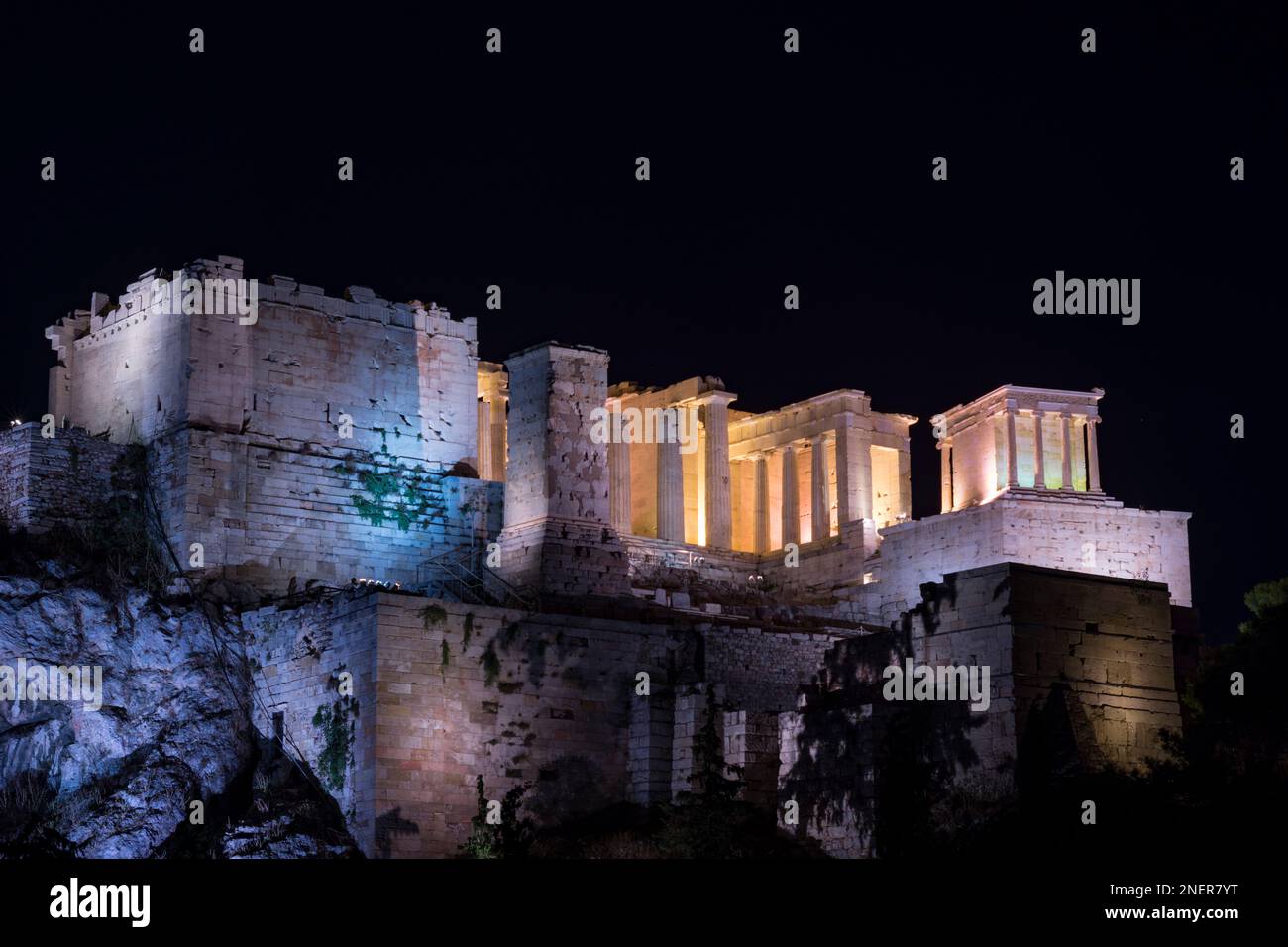 Vue nocturne de l'Acropole d'Athènes depuis la colline d'Areopagus Banque D'Images