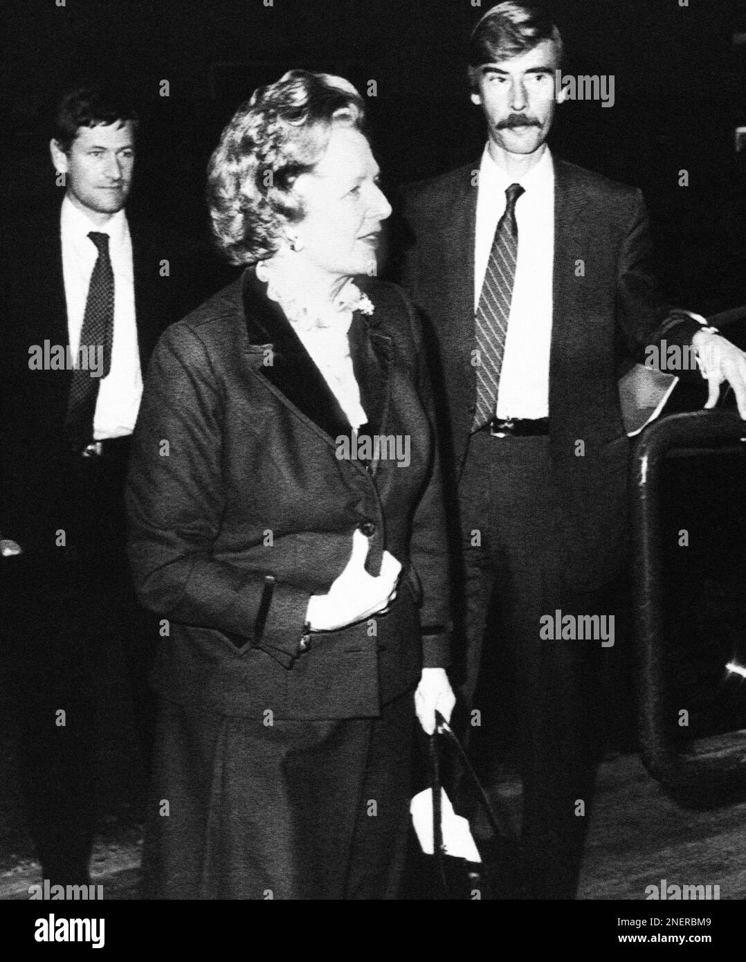 Britain?s Prime Minister Margaret Thatcher, flanked by her Scotland Yard Special Branch plainclothes men, arrives at London?s International Press Centre to receive the 1984 National Free Enterprise Award, Oct. 17, 1984. Mrs. Thatcher was making her first public appearance since the Brighton bombing. (AP Photo/Bob Dear) Banque D'Images