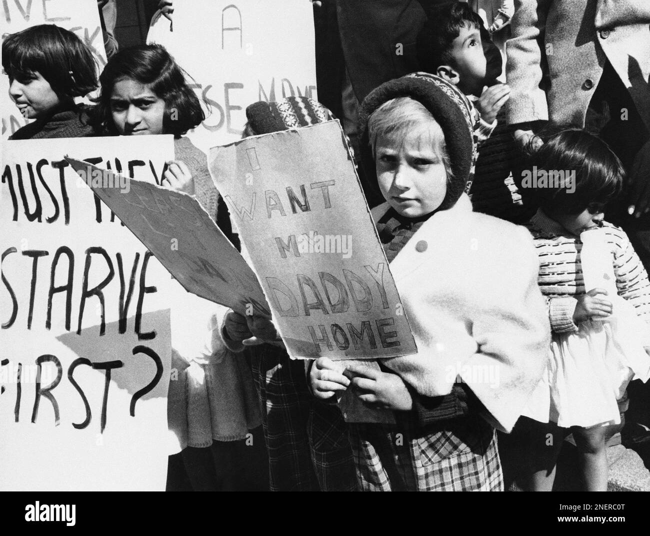 Children of all races white and Asian carry banner demanding the release of their parents, in a demonstration outside the city hall in Johannesburg, South Africa, May 14, 1960. The children were protesting the detention of their parents under the present emergency regulations in the union of South Africa. While a small deputation was in conference with Mayor Alec Gorshel, police herded more than 20 children into patrol vans and took them to jail for questioning. The youngsters were later released. Their parents are among the 1,700 adults of all races jailed as ?subversive.? They can be held in Banque D'Images