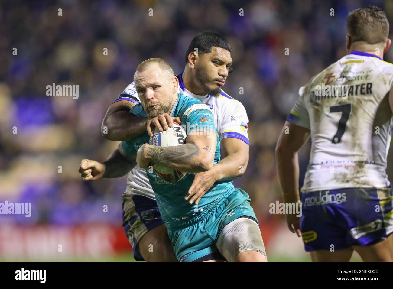 Warrington, Royaume-Uni. 16th févr. 2023. Tom Mikaele #18 de Warrington Wolves s'attaque à Blake Austin #6 de Leeds Rhinos lors du match de la Super League Round 1 de Betfred Warrington Wolves vs Leeds Rhinos au Halliwell Jones Stadium, Warrington, Royaume-Uni, 16th février 2023 (photo de Gareth Evans/News Images) à Warrington, Royaume-Uni le 2/16/2023. (Photo de Gareth Evans/News Images/Sipa USA) Credit: SIPA USA/Alay Live News Banque D'Images