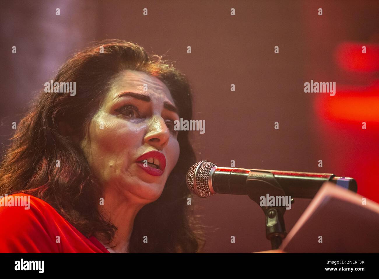 AMSTERDAM - Nazmiye Oral lors d'un concert-bénéfice à Paradiso par des artistes hollandais de racines turques, kurdes et syriennes. Les recettes vont à Giro555 pour aider les victimes des tremblements de terre en Turquie et en Syrie. ANP EVA PLEVIER pays-bas sortie - belgique sortie Banque D'Images