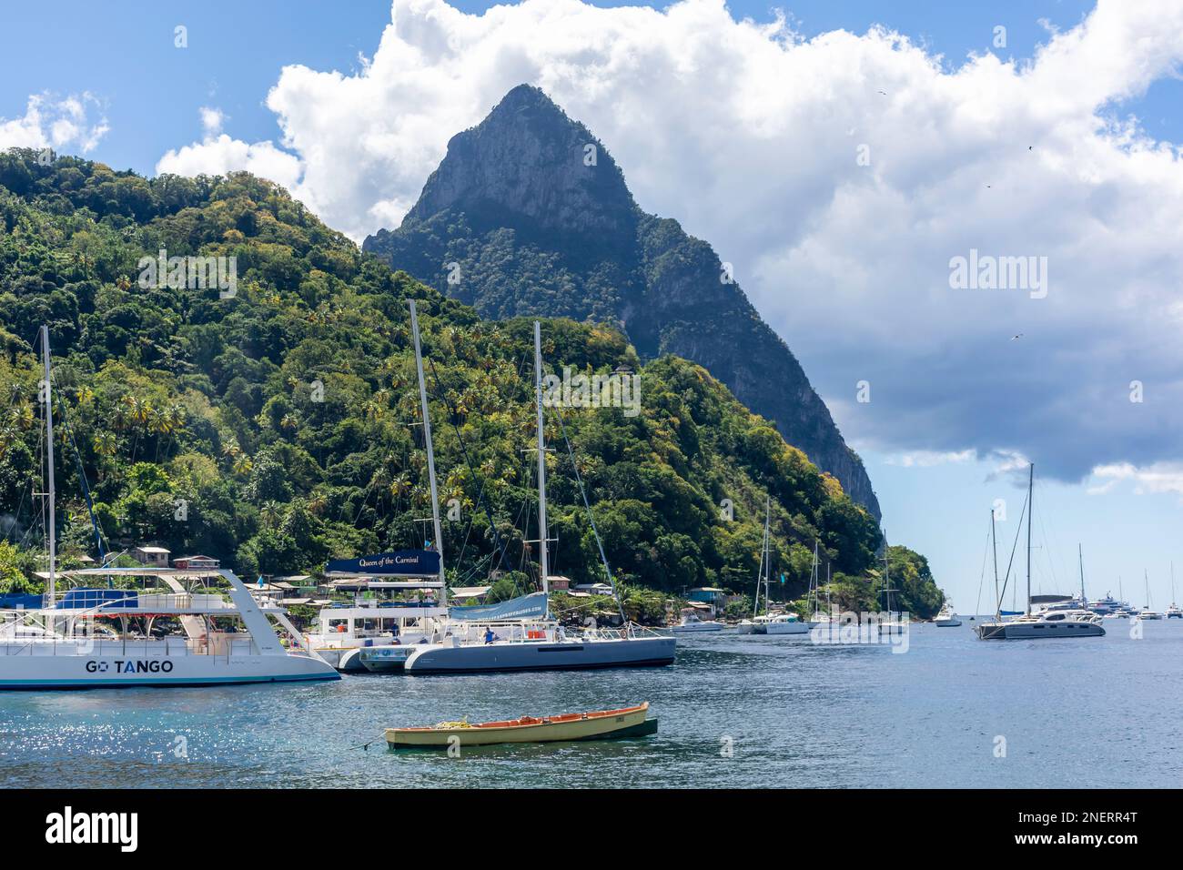 Vue sur les Pitons depuis la ville de Soufrière, le district de Soufrière, Sainte-Lucie, les Petites Antilles, les Caraïbes Banque D'Images