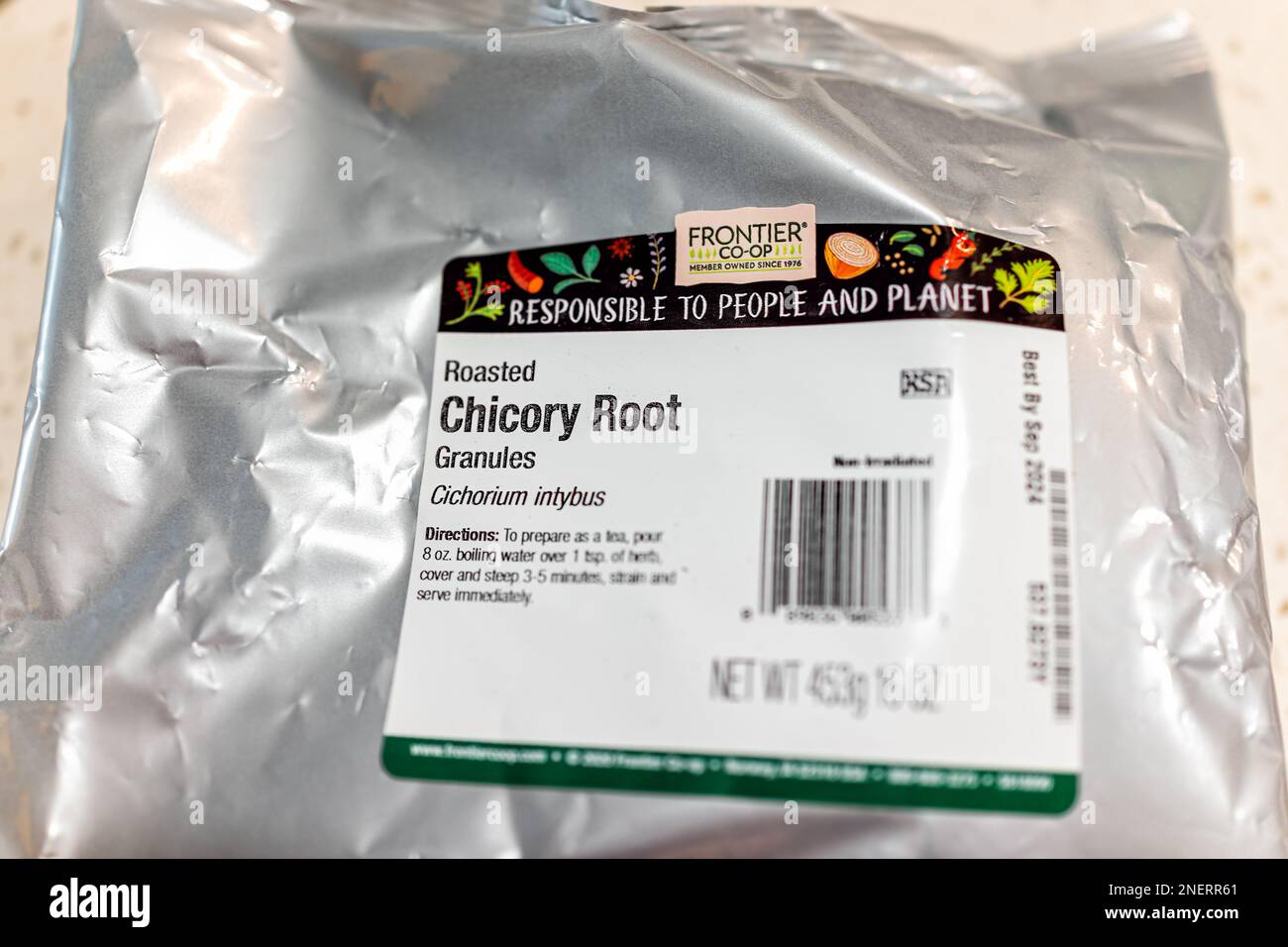 Naples, Etats-Unis - 31 décembre 2021: Plaque d'étiquette de racine de chicorée torréfiée sur le sac pour les granules pour faire le café de substitution par la marque de vrac Frontier Coop et de brassage Banque D'Images