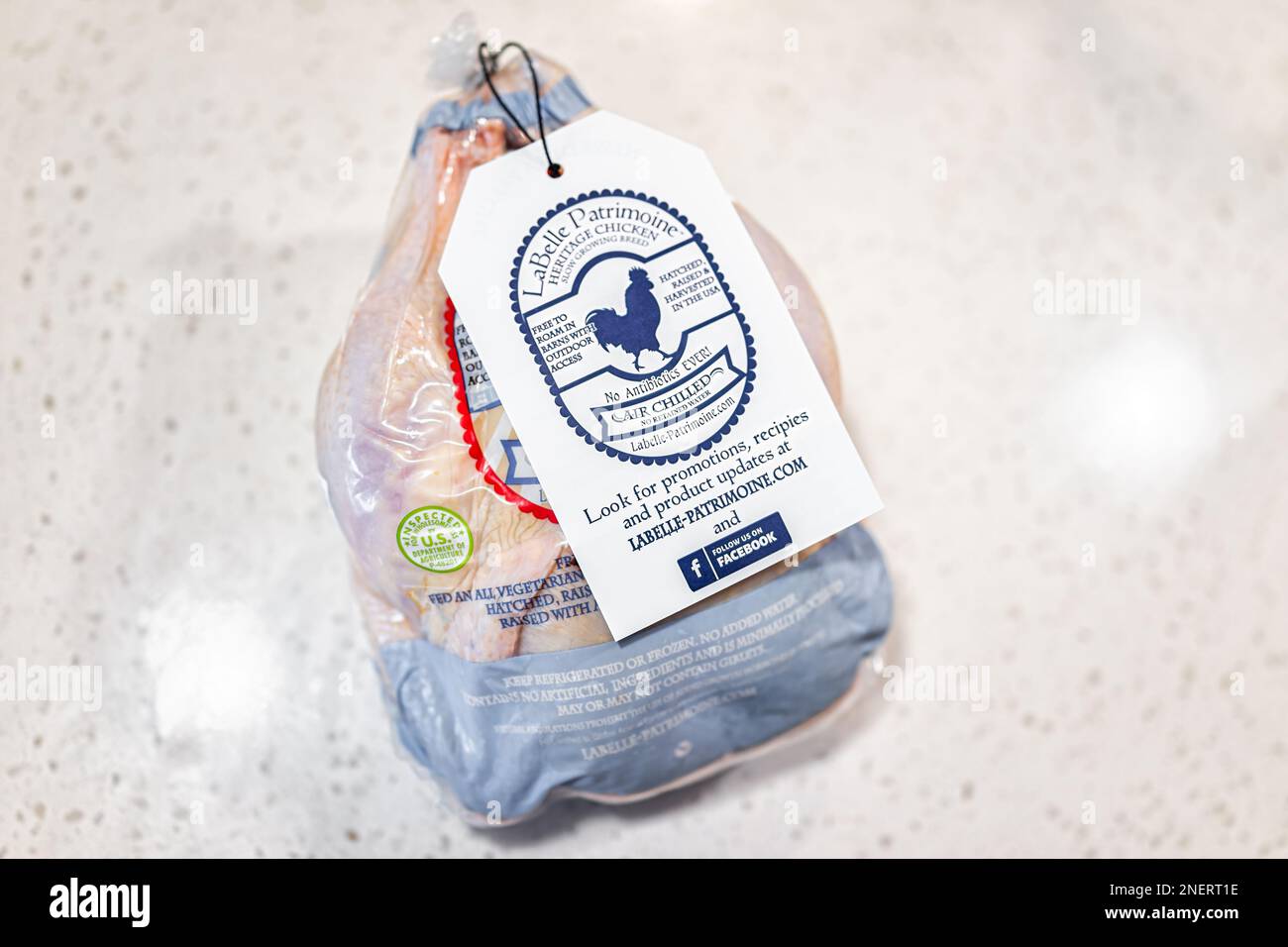 Naples, Etats-Unis - 9 février 2022: Poulet entier héritage viande air réfrigéré, naturel cru non cuit nourriture avec le bien-être animal certifié signe d'étiquette sur blanc b Banque D'Images