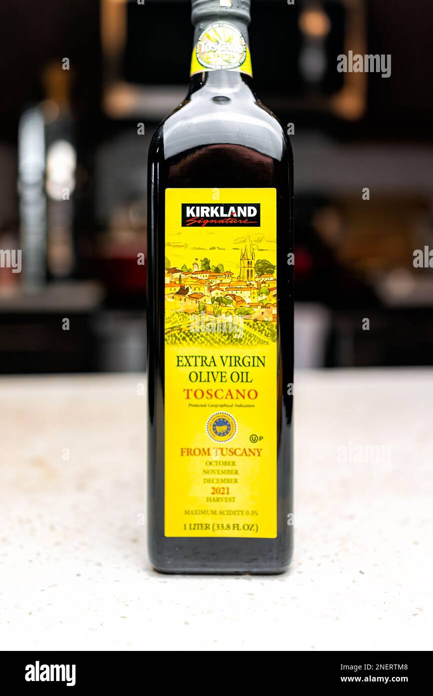 Naples, Etats-Unis - 26 février 2022: Bouteille d'huile d'olive extra vierge pressée à froid Toscane de Toscano Food par Costco Kirkland marque de label privé Banque D'Images