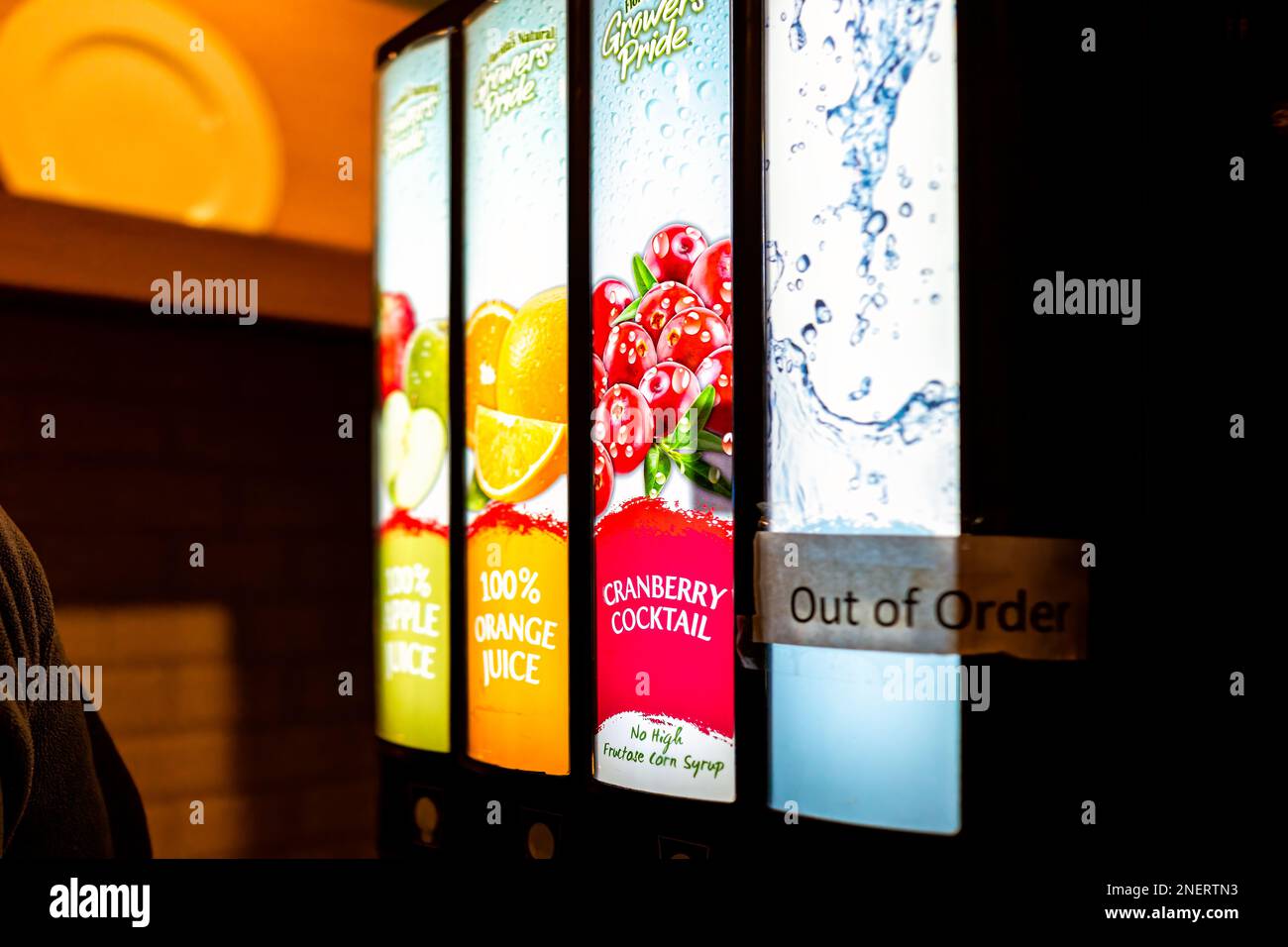 Abingdon, Etats-Unis - 20 mars 2022 : petit déjeuner continental buffet avec distributeur de jus pour le cocktail de canneberges orange et pomme par la Floride NAT Banque D'Images