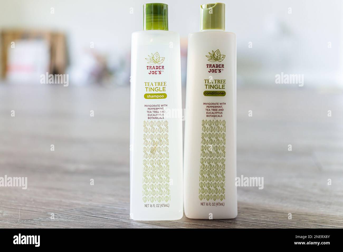 Naples, Etats-Unis - 27 mai 2022: Emballage produit Trader Joe's marque privée bouteilles de thé arbre tingle shampooing et après-shampooing avec le naturel botanique Banque D'Images