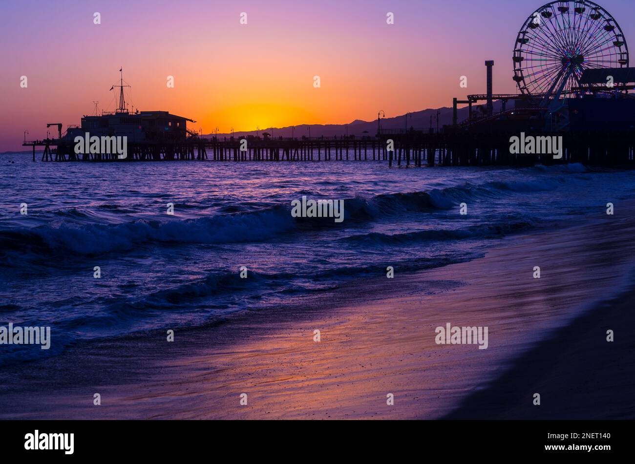 Ferris Wheel on Pier at Sunset, Santa Monica, Californie, États-Unis, océan Pacifique Banque D'Images