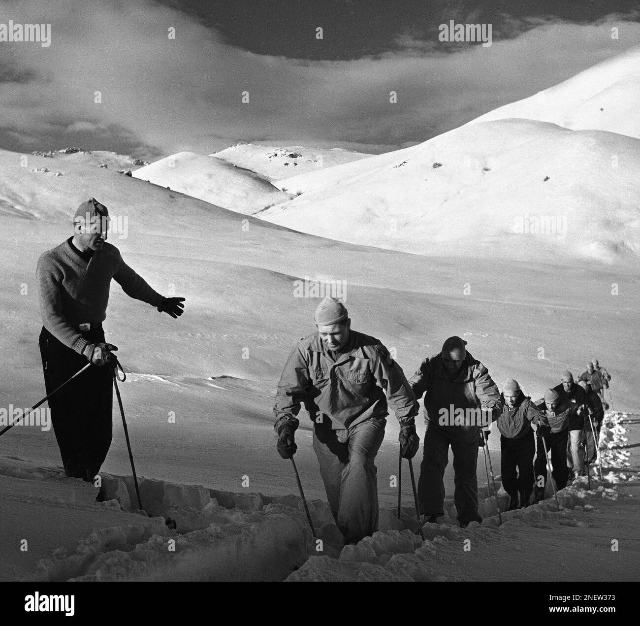 Jeux olympiques d'Oslo en 1952 : ski de fond, hommes, 18 kilomètres. Tapio  Mäkelä, Finlande, est devenu argent. Il y avait plein de spectateurs le  long de la piste. Photo: NTB, Archives /