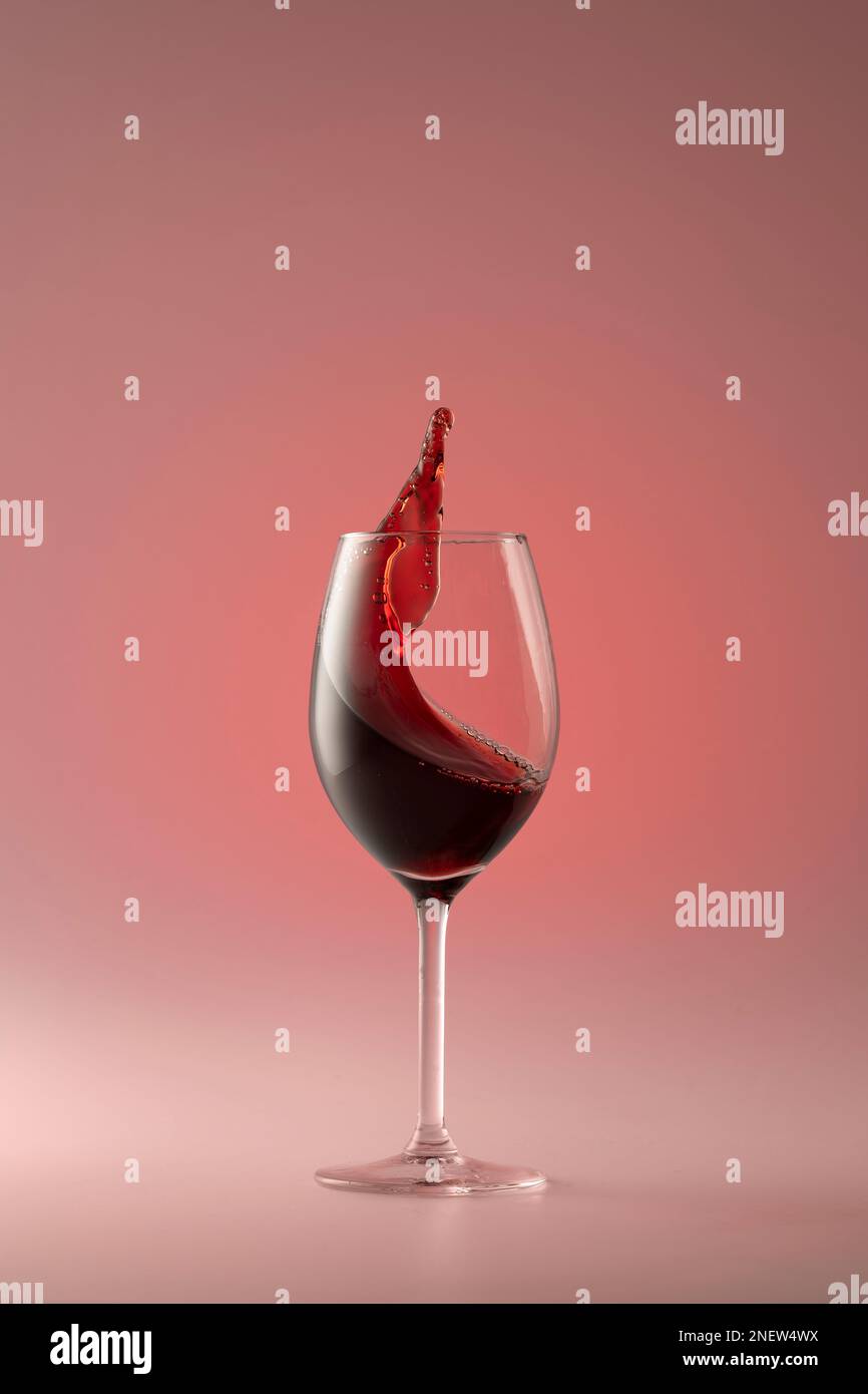 barbotage de vin rouge, vin rouge dans le verre, barbotage Banque D'Images
