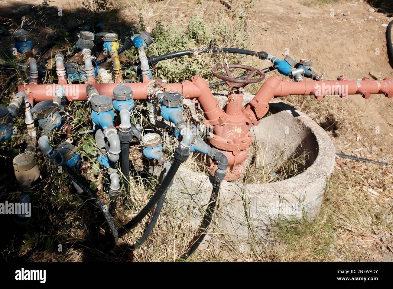 Conduites d'eau, eau potable dans le pays chaud aride, Grèce. Banque D'Images