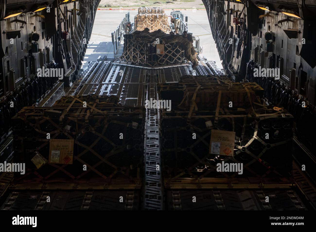 Des aviateurs de l'aile expéditionnaire aérienne 386th et de l'escadron de transport aérien expéditionnaire 8th guident la cargaison sur un C-17 Globemaster III, à la base aérienne Ali Al Salem, au Koweït, le 4 février 2023. L'EAS de 8th, déployé avec la neuvième Force aérienne (Air Force Central), est responsable de la livraison du fret et des passagers aux bases des forces des États-Unis et des pays partenaires, fournissant l'énergie aérienne au CENTCOM. (É.-U. Photo de la Force aérienne par Tech. Sgt Sahara L. Fales) Banque D'Images