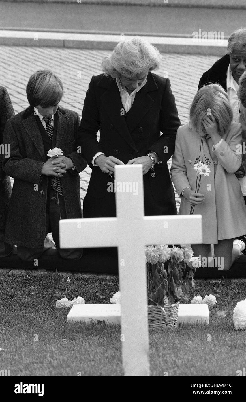 Mrs. Robert F. Kennedy and some of her children pray at the grave-site of the senator at Arlington National Cemetery on Sunday, Nov. 20, 1977 in Washington the fifty second anniversary of his birth. At right is Ethel Kennedy's youngest child Rory. The family later went to the grave of President John F. Kennedy, Robert’s brother, who was assassinated on Nov. 22, 1963. (AP Photo) Banque D'Images