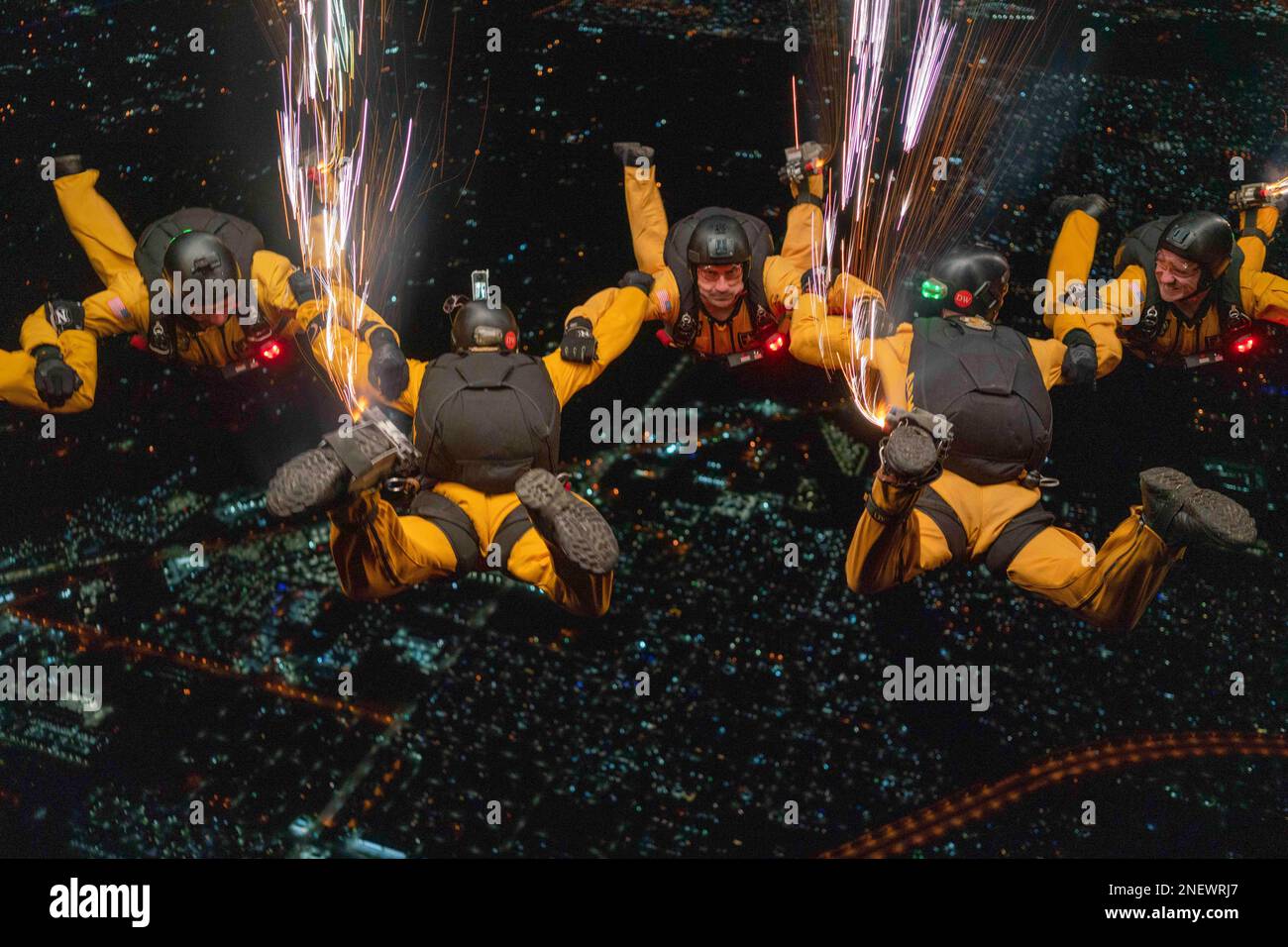 Homestead Air Reserve base, Floride, États-Unis. 14th févr. 2023. États-Unis L'équipe de parachutistes de l'armée a effectué des sauts de parachute en automne libre de nuit au-dessus de la base aérienne de la réserve Homestead, en Floride, le 14 février. L'équipe, surnommée les Chevaliers d'or, effectue des sauts d'entraînement de nuit du 13 au 16 février dans le cadre de son cycle annuel de certification. L'équipe voyage chaque année de fort Bragg, en Caroline du Nord, vers le sud de la Floride pour s'entraîner. Crédit : États-Unis Armée/ZUMA Press Wire Service/ZUMAPRESS.com/Alamy Live News Banque D'Images