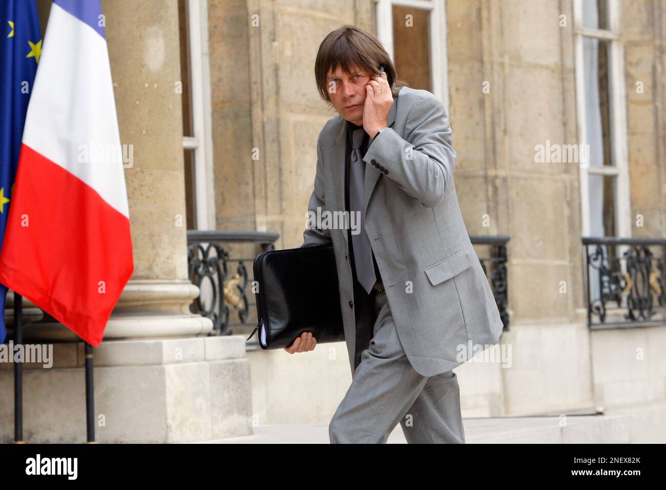 French unionist, CGT union leader Bernard Thibault, arrives at the Elysee palace for a meeting, on the upcoming G-20 Pittsburgh meeting, with French President Nicolas Sarkozy, Monday Sept. 14, 2009 in Paris. (AP Photo/Christophe Ena) Banque D'Images