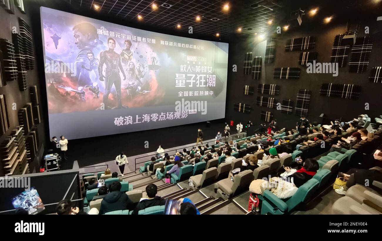 SHANGHAI, CHINE - le 16 FÉVRIER 2023 - les fans regardent le film de super-héros de Marvel Studios Ant-Man and the Wasp: Quantumania, produit par Disney Pictures, à Banque D'Images